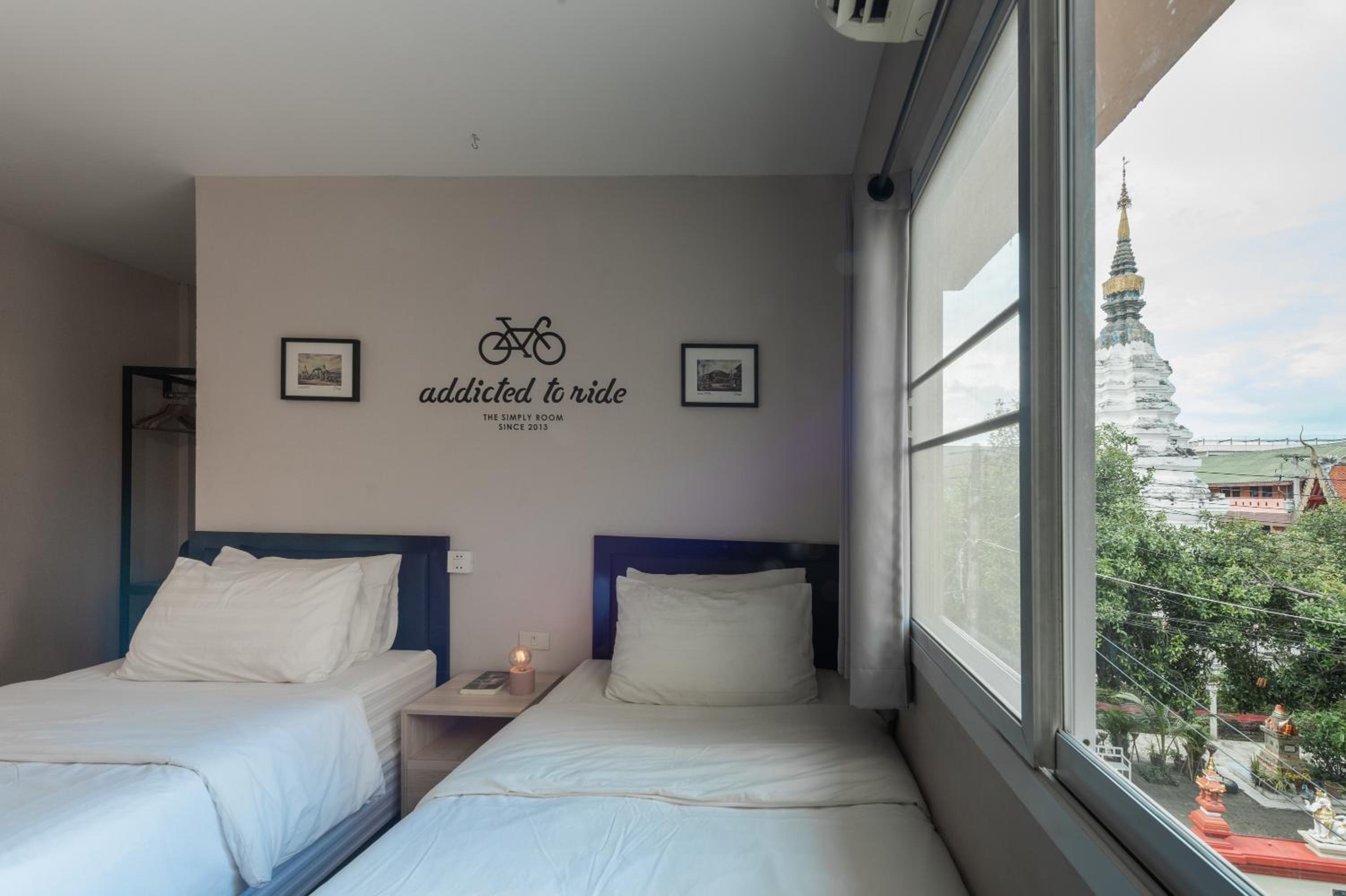 Twin Room with Private Bathroom - Photo 16