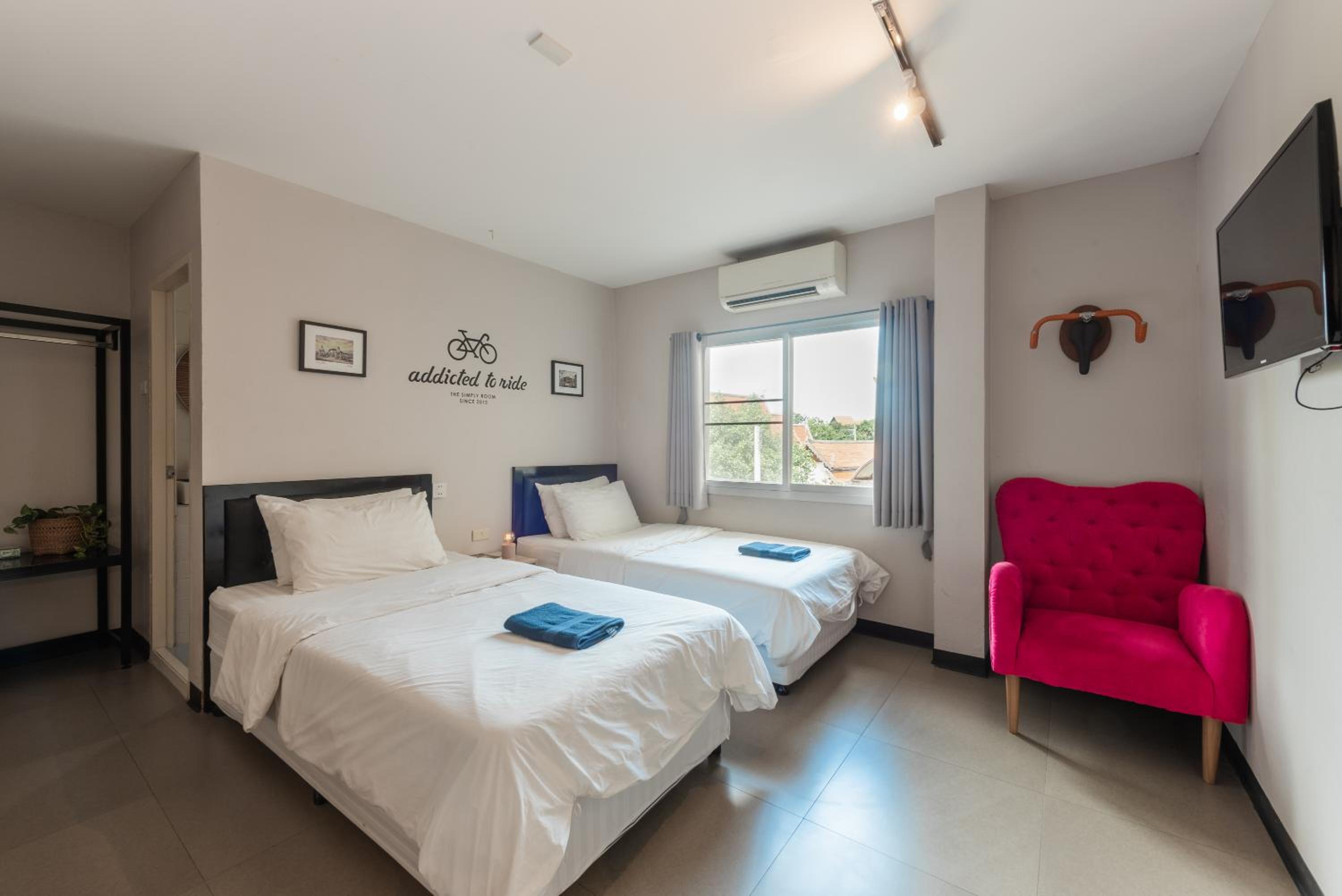 Twin Room with Private Bathroom - Photo 18