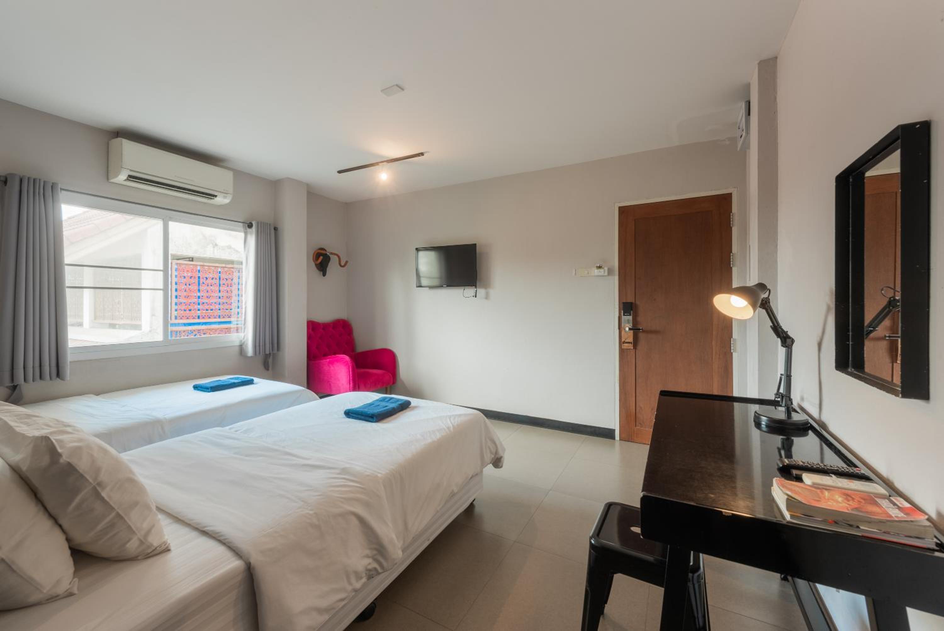 Twin Room with Private Bathroom - Photo 10