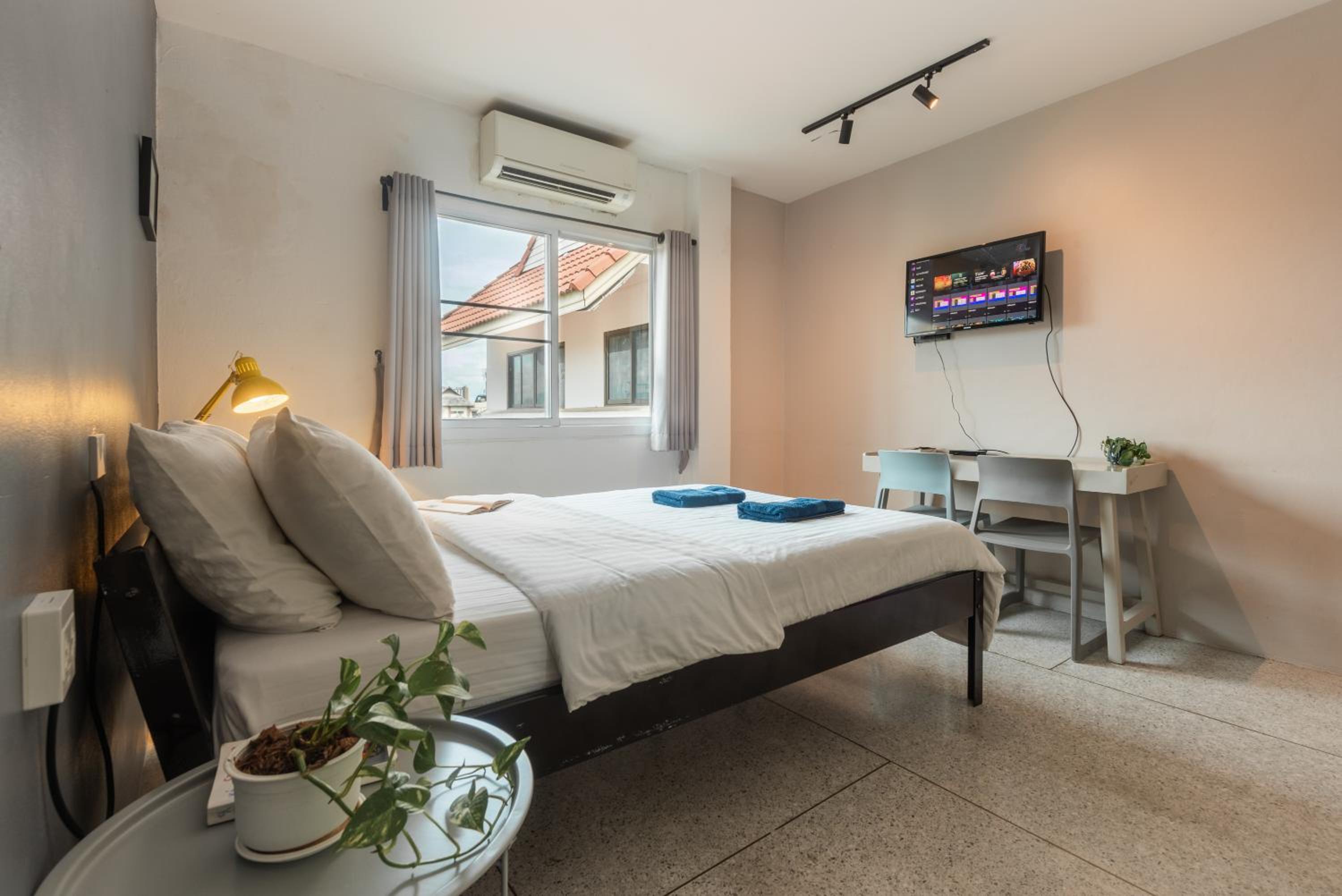 Double Room with Private Bathroom - Photo 9