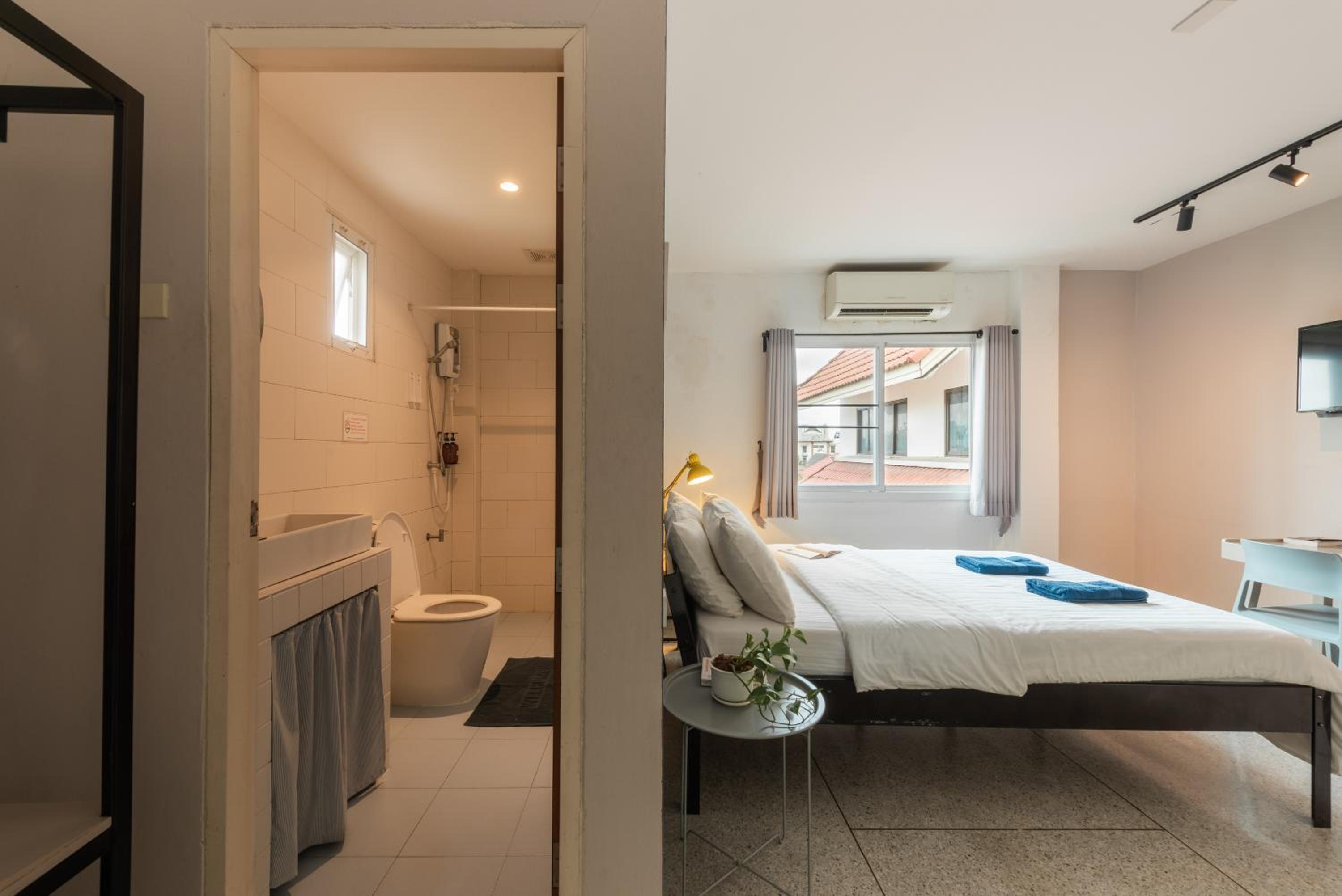 Double Room with Private Bathroom - Photo 8