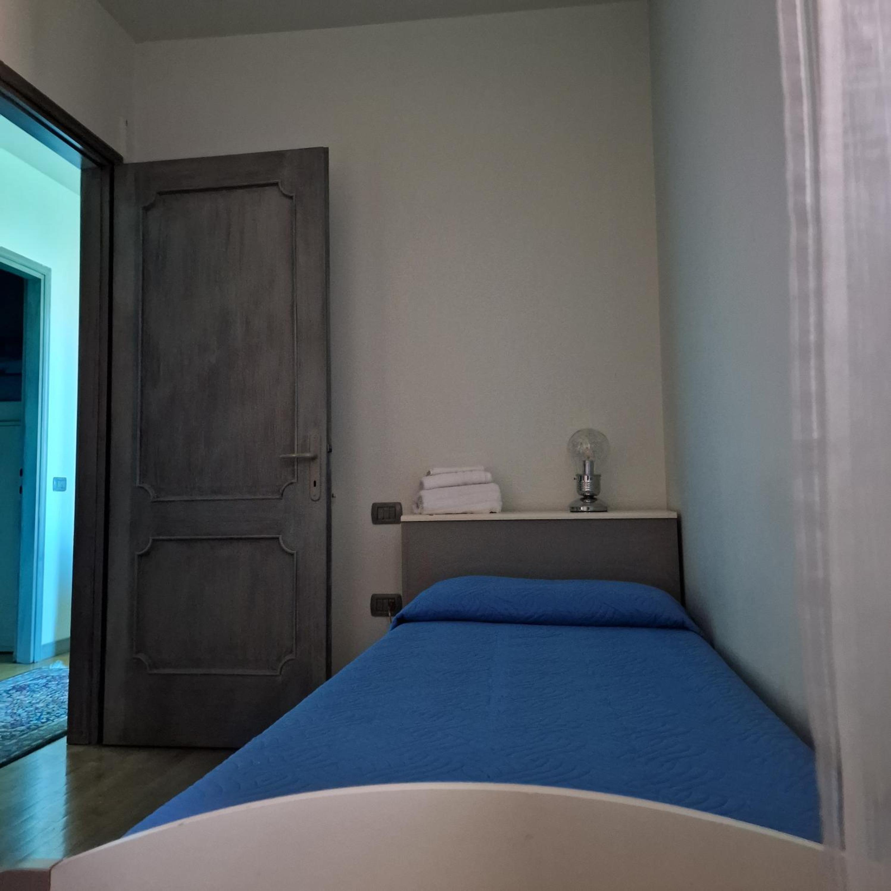 Single Room with Shared Bathroom photo 1