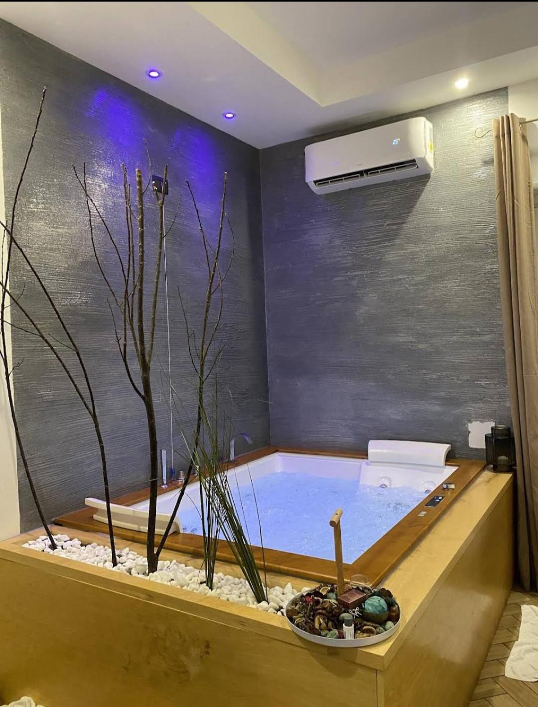 Queen Suite with Spa Bath photo 2