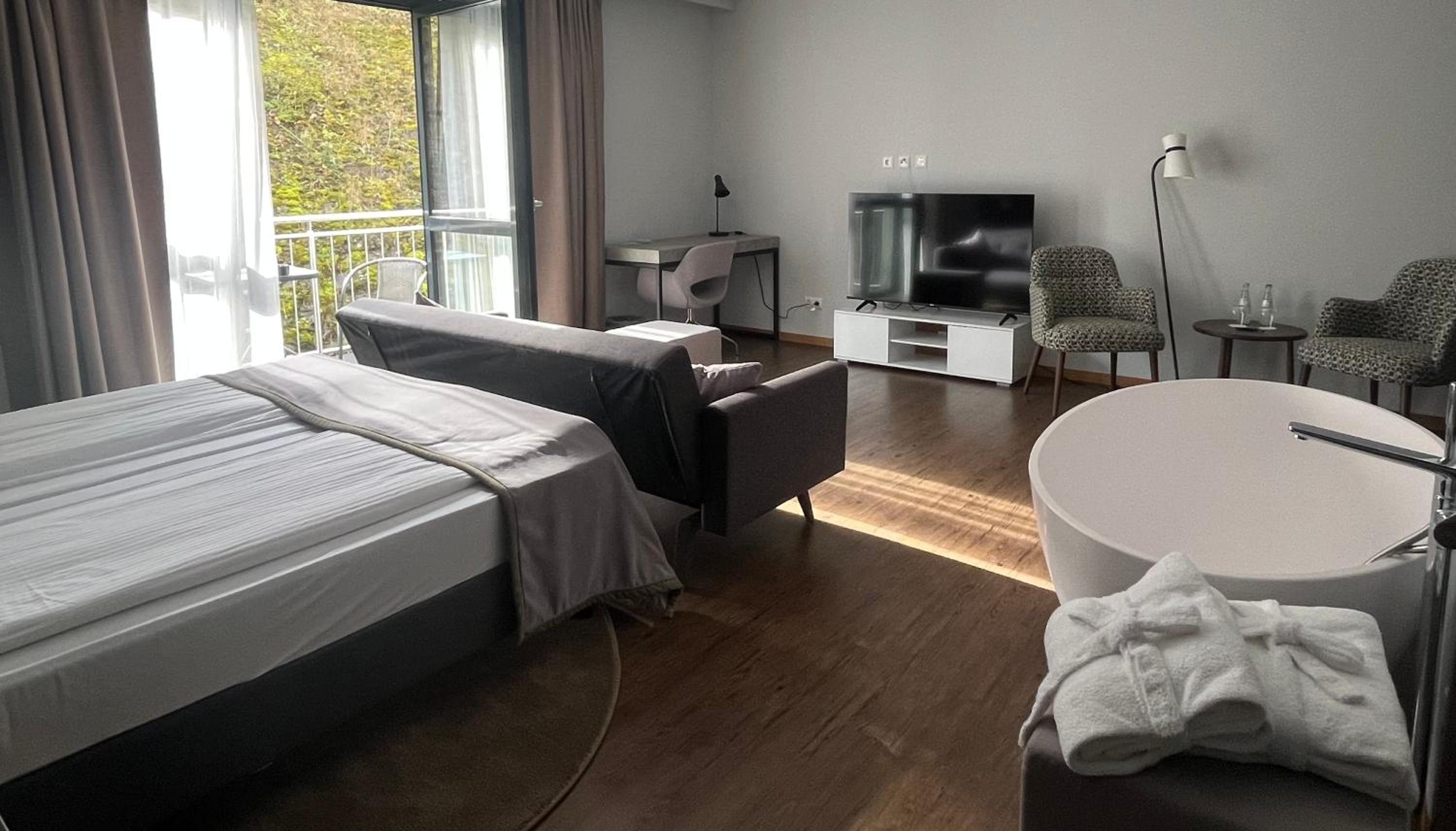 Deluxe Double Room with Bath photo 3