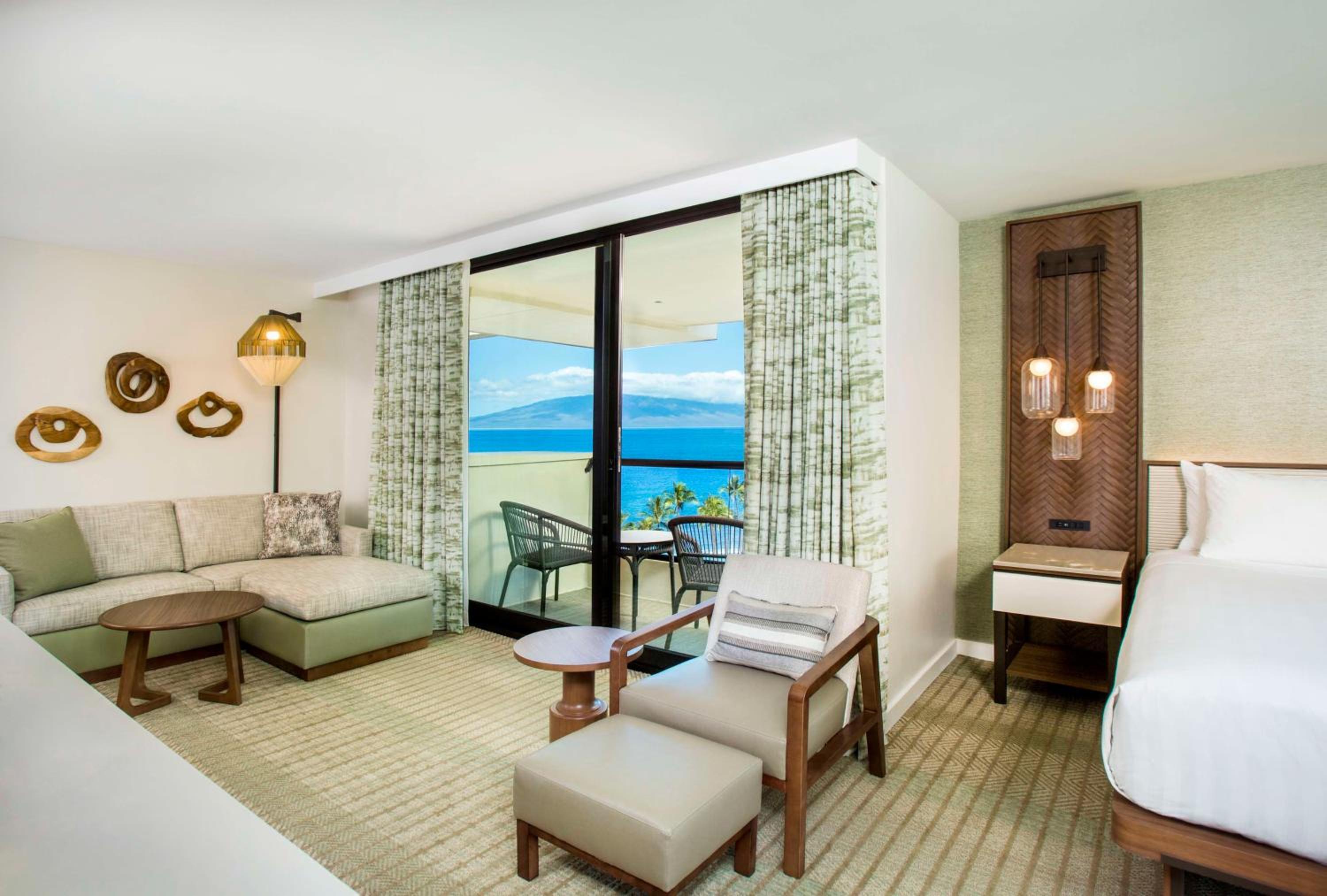 Corner King Room with Ocean View thumbnail 6