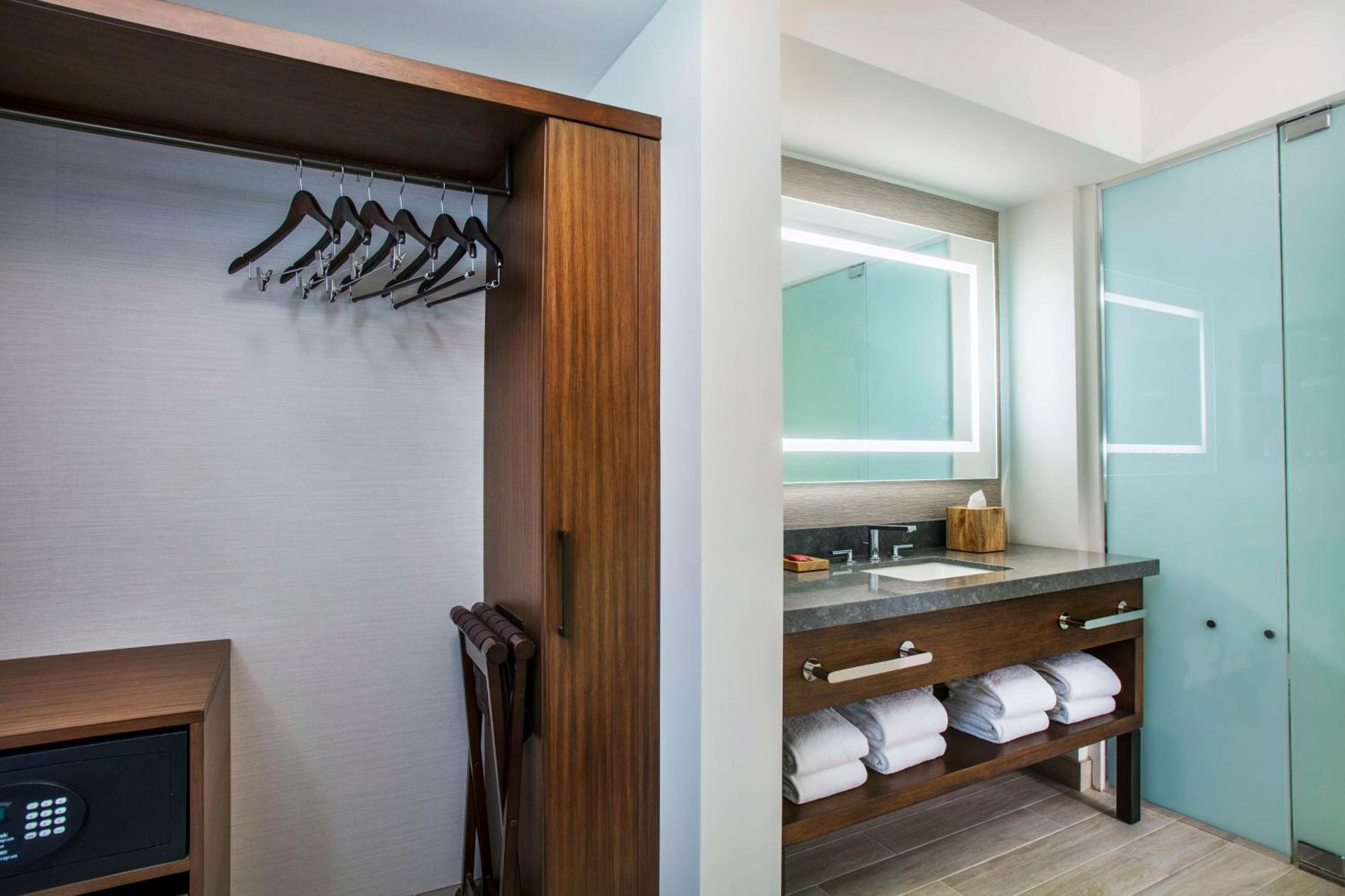 Corner King Room with Ocean View