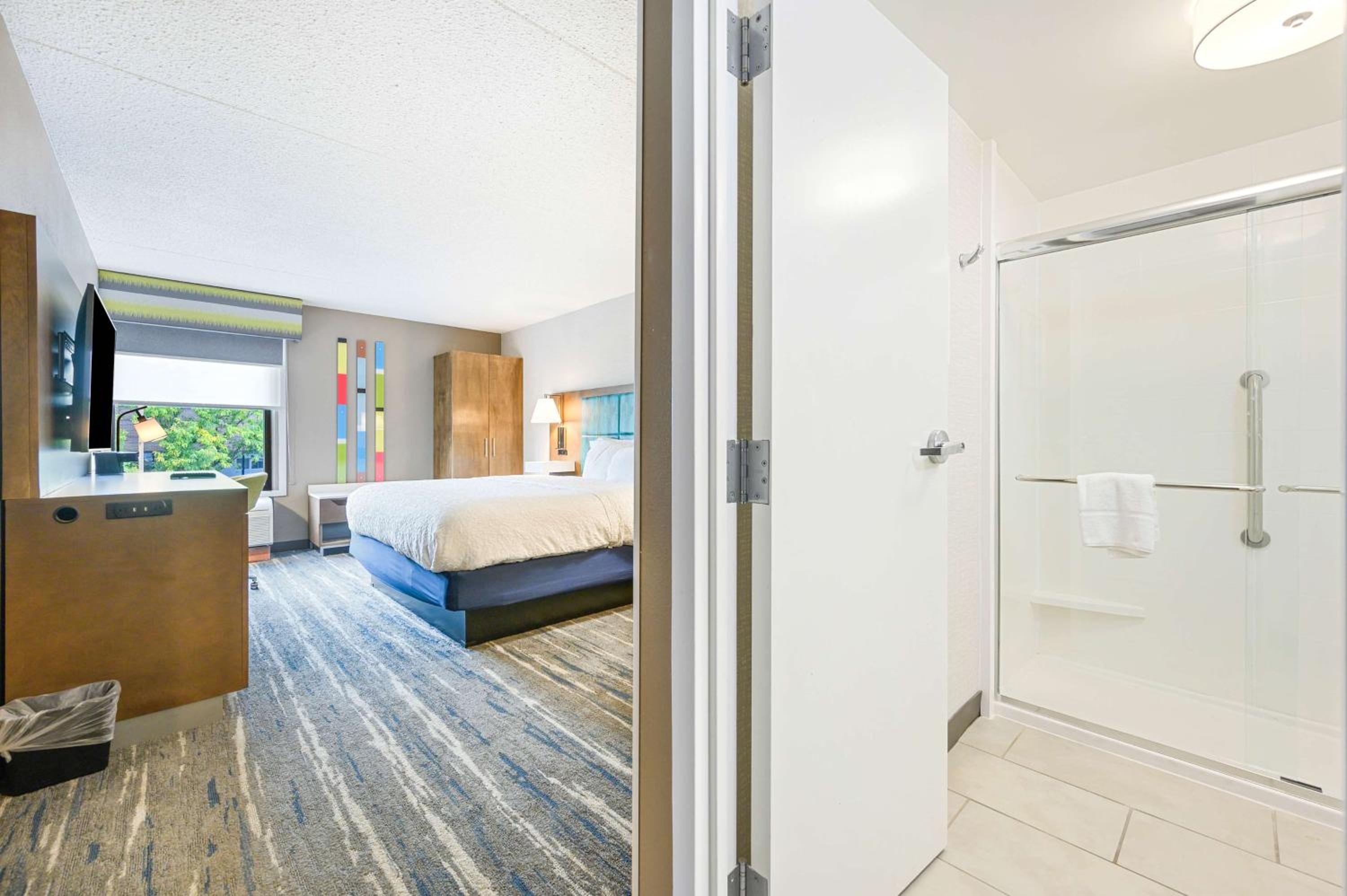 Deluxe King Room - Non-Smoking - Photo 3