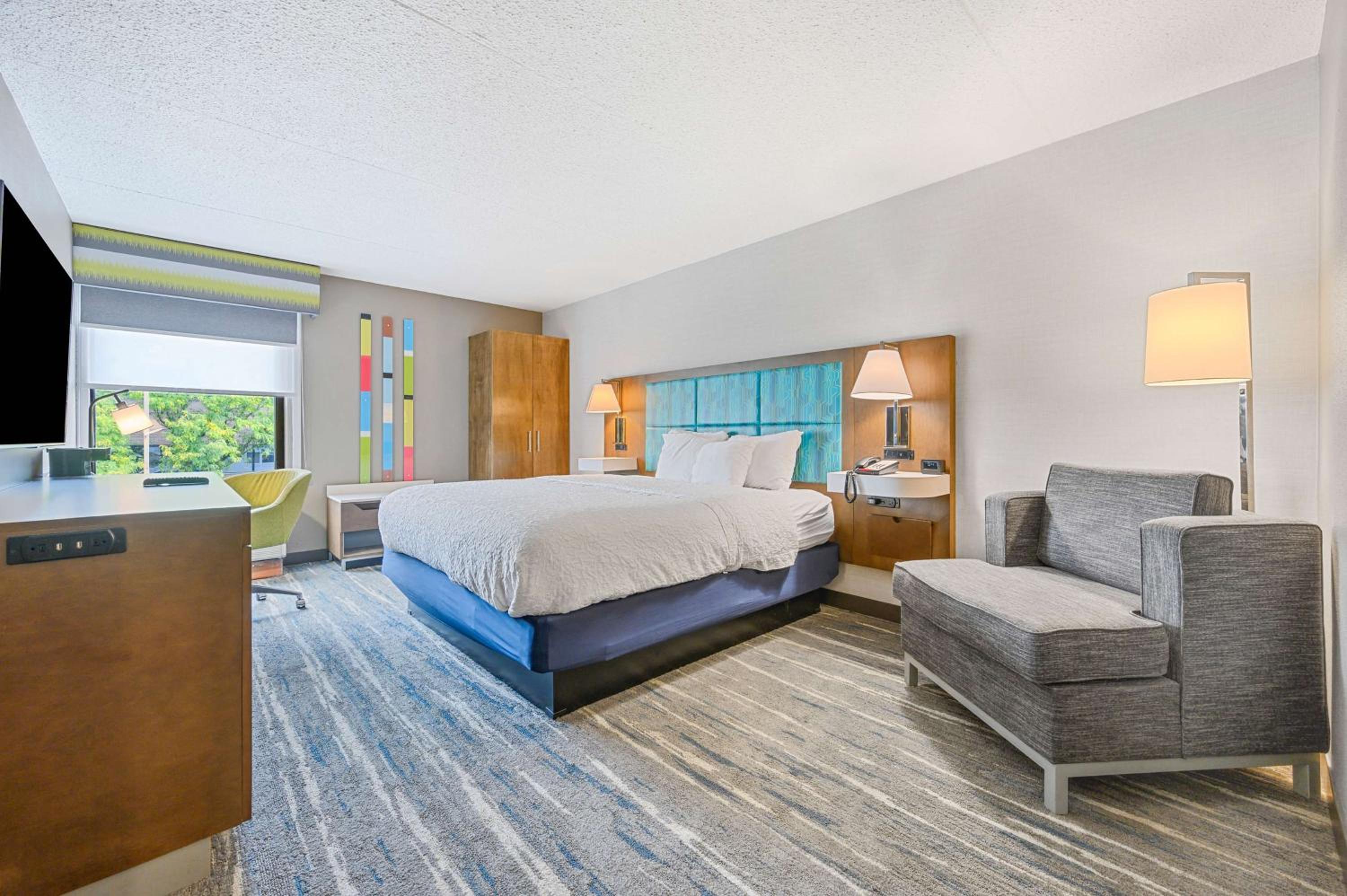 Deluxe King Room - Non-Smoking - Photo 1