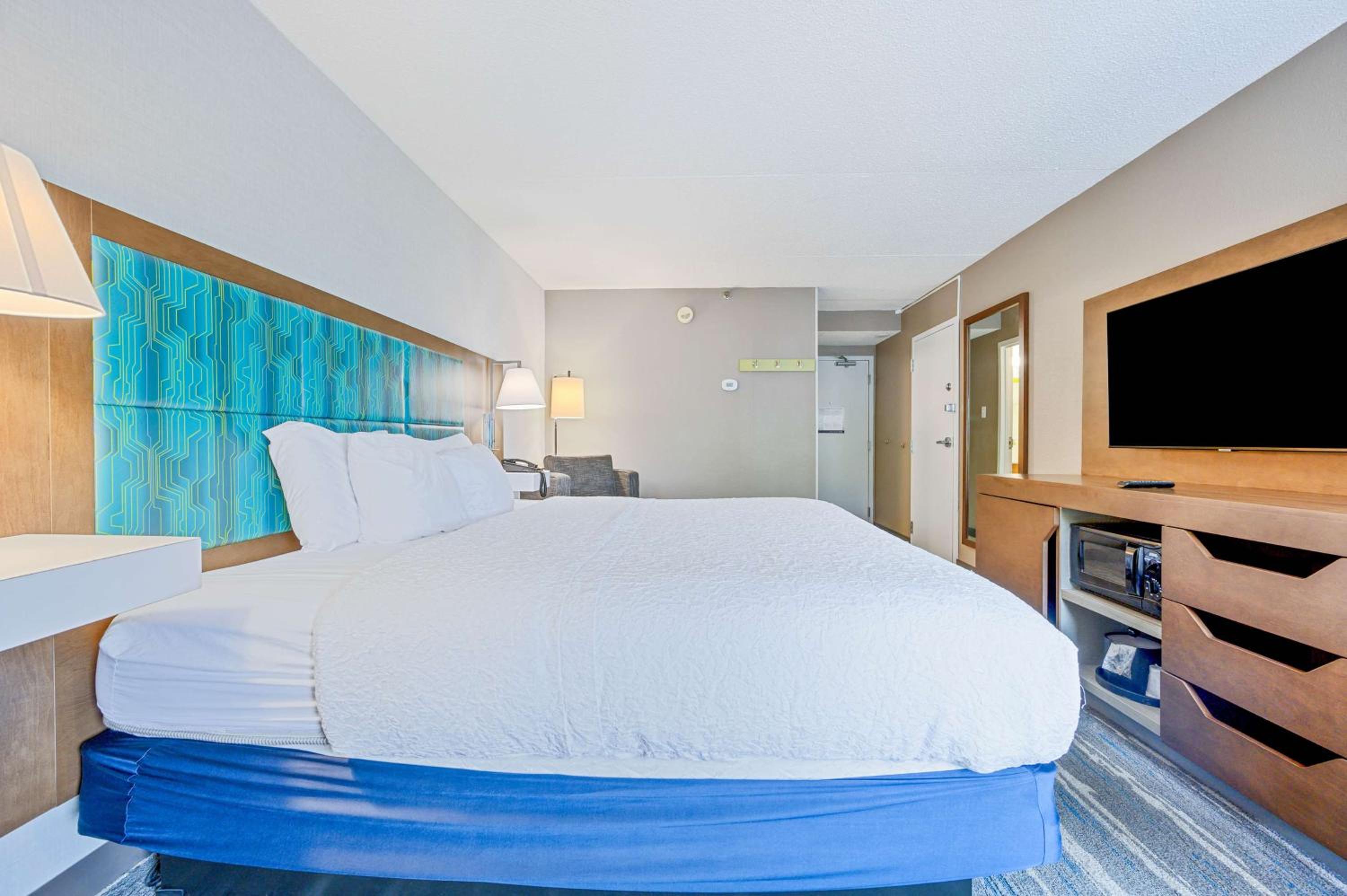 Deluxe King Room - Non-Smoking - Photo 9