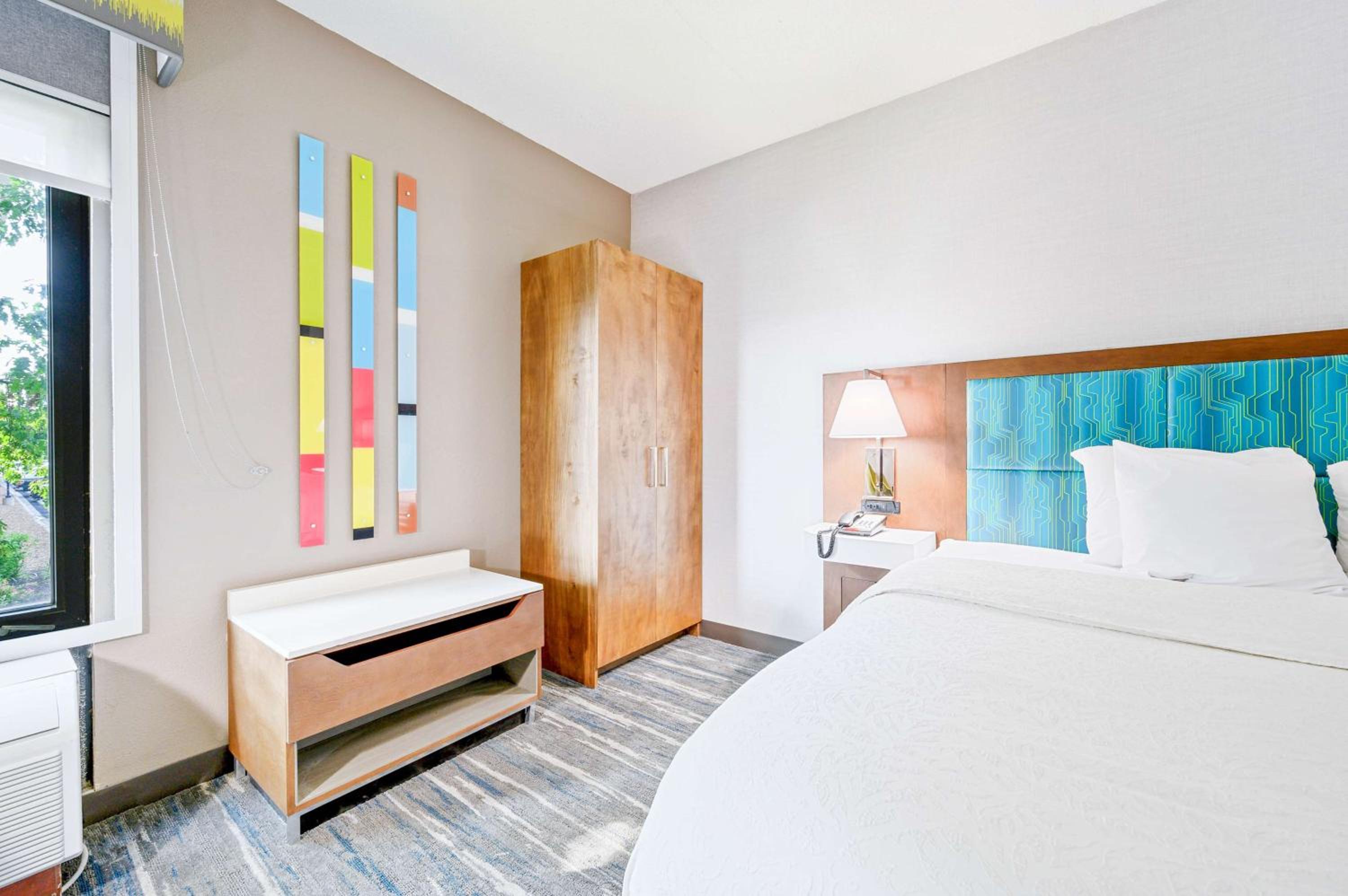 King Room with King Bed - Non-Smoking - Photo 4