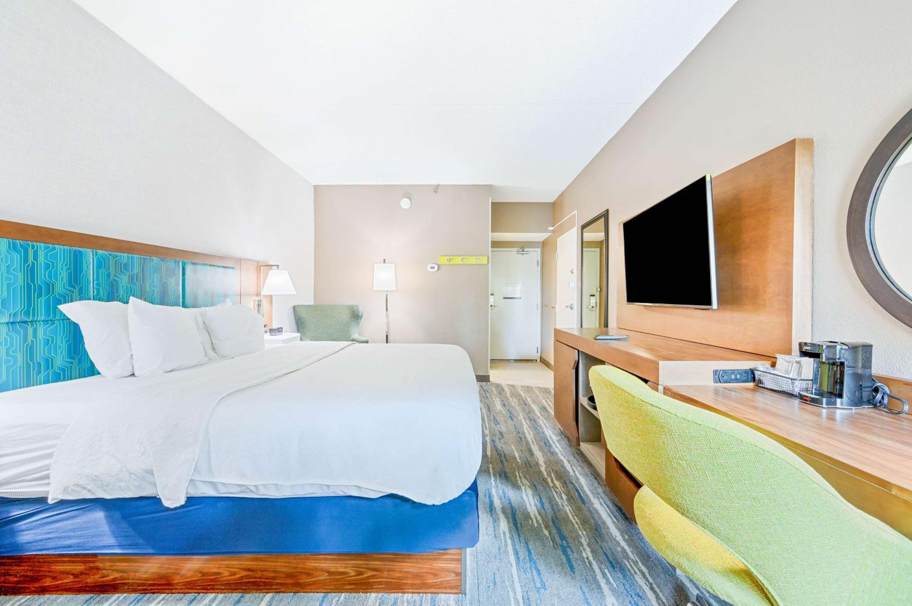 King Room with King Bed - Non-Smoking - Photo 2