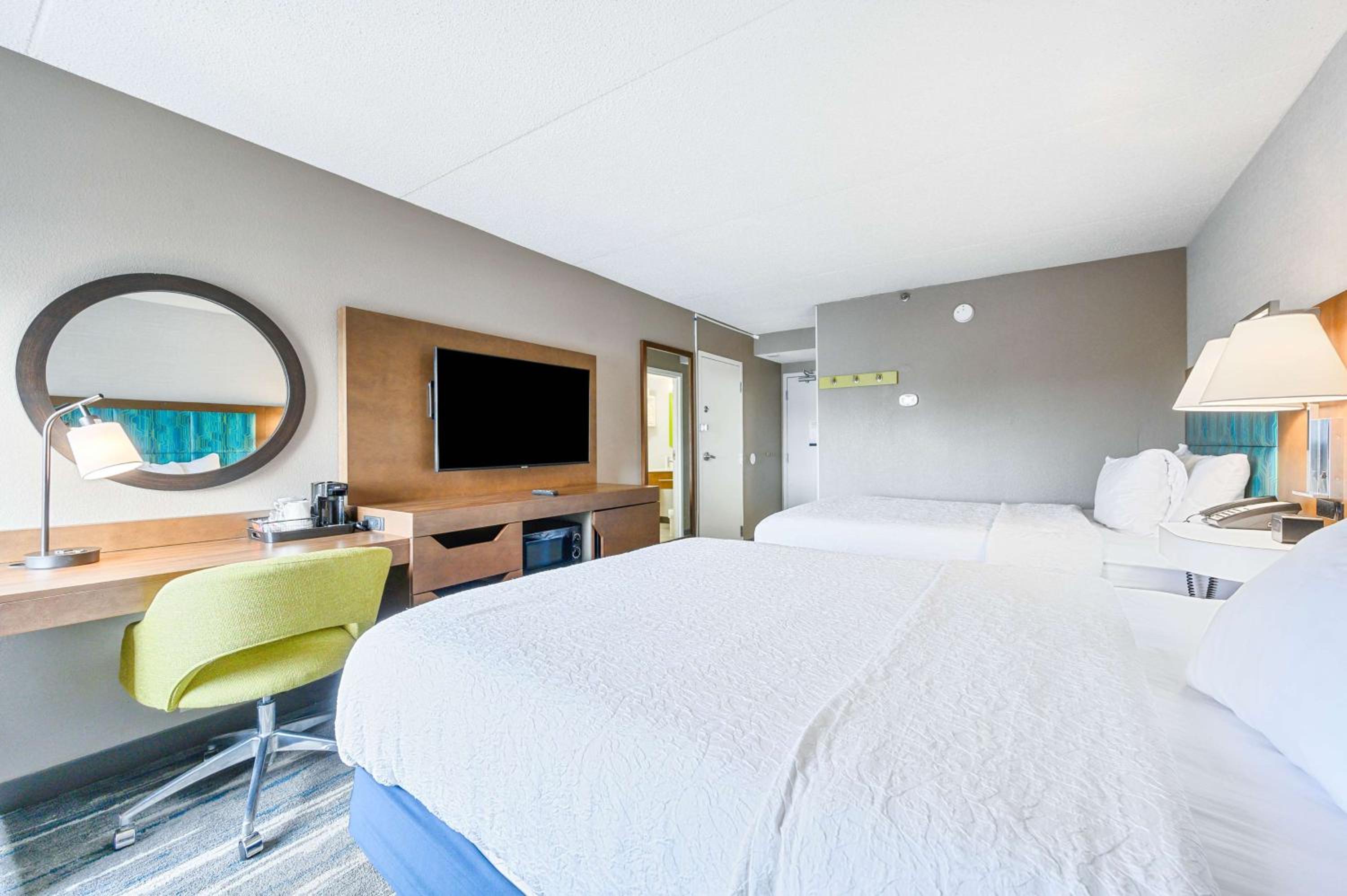 Room with Two Queen Beds - Non-Smoking - Photo 2