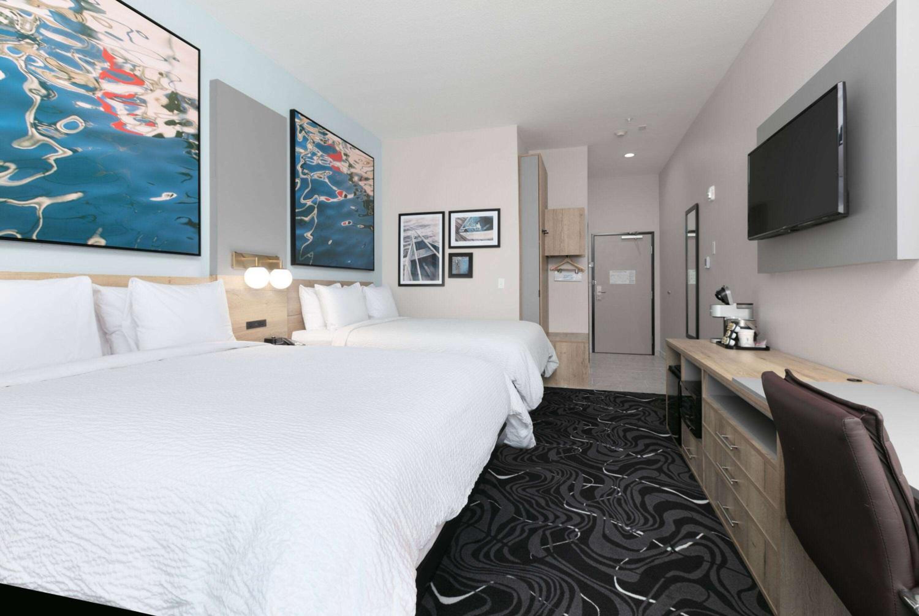 Queen Room with Two Queen Beds - Non-Smoking - Photo 3