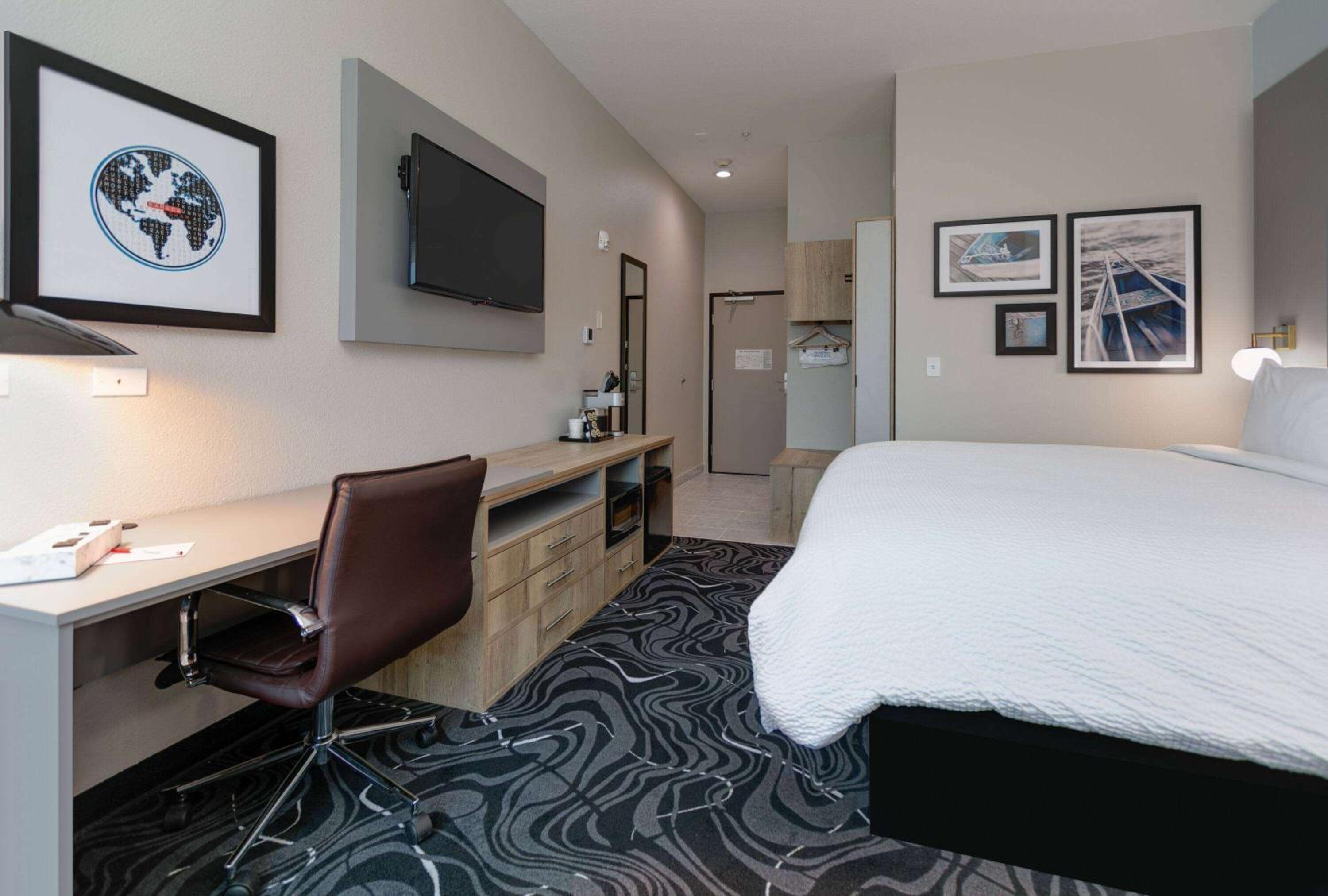 Junior King Suite - Non-Smoking - Photo 2