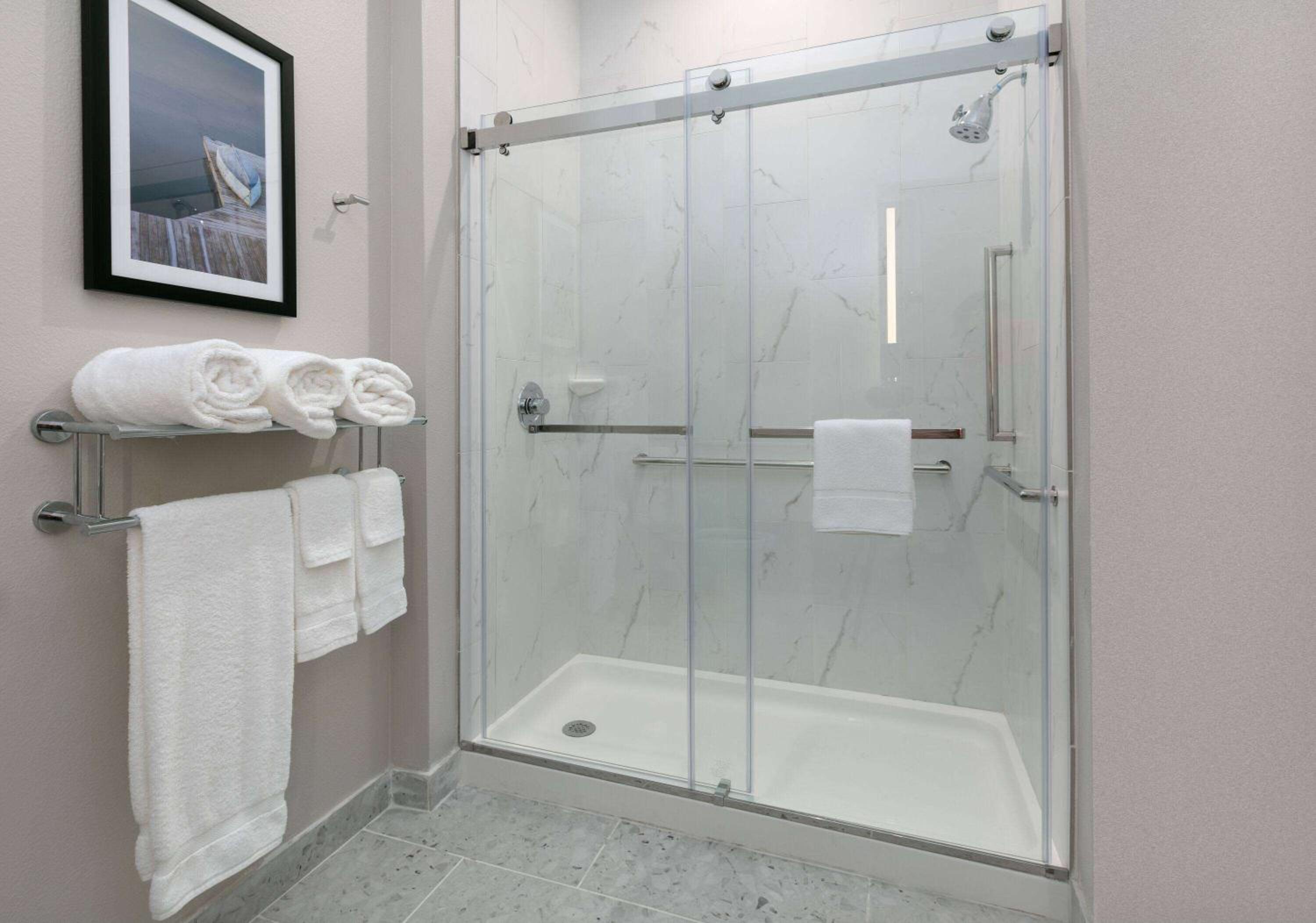 King Room with Roll-in Shower - Mobility Access/Non-Smoking - Photo 5