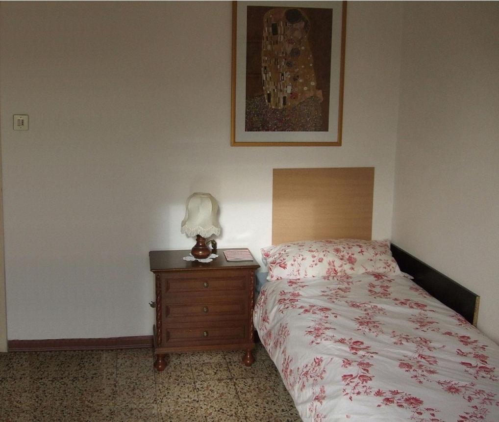 Standard Single Room With Shared Bathroom photo 1