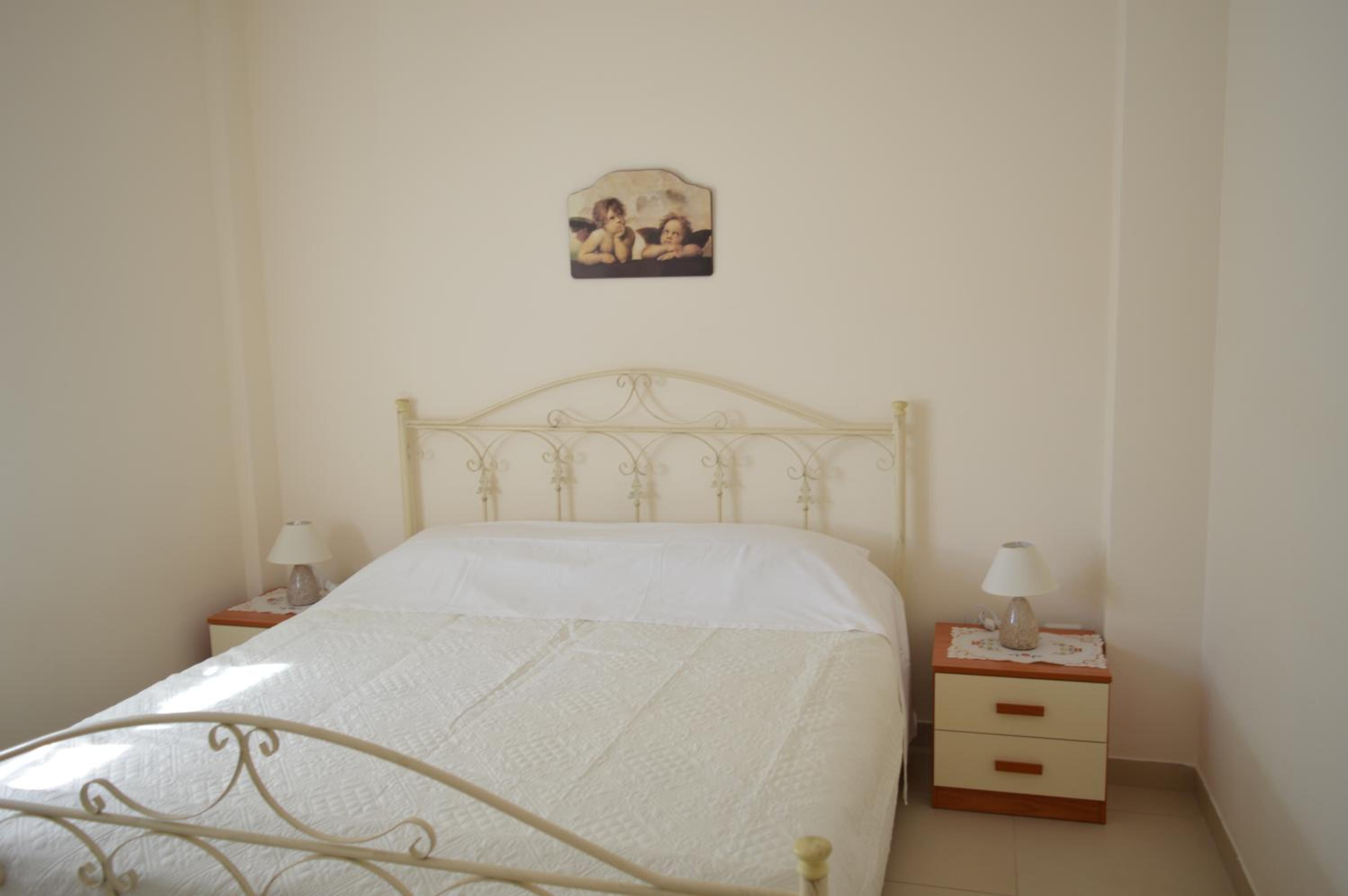 Two-Bedroom House - Photo 1
