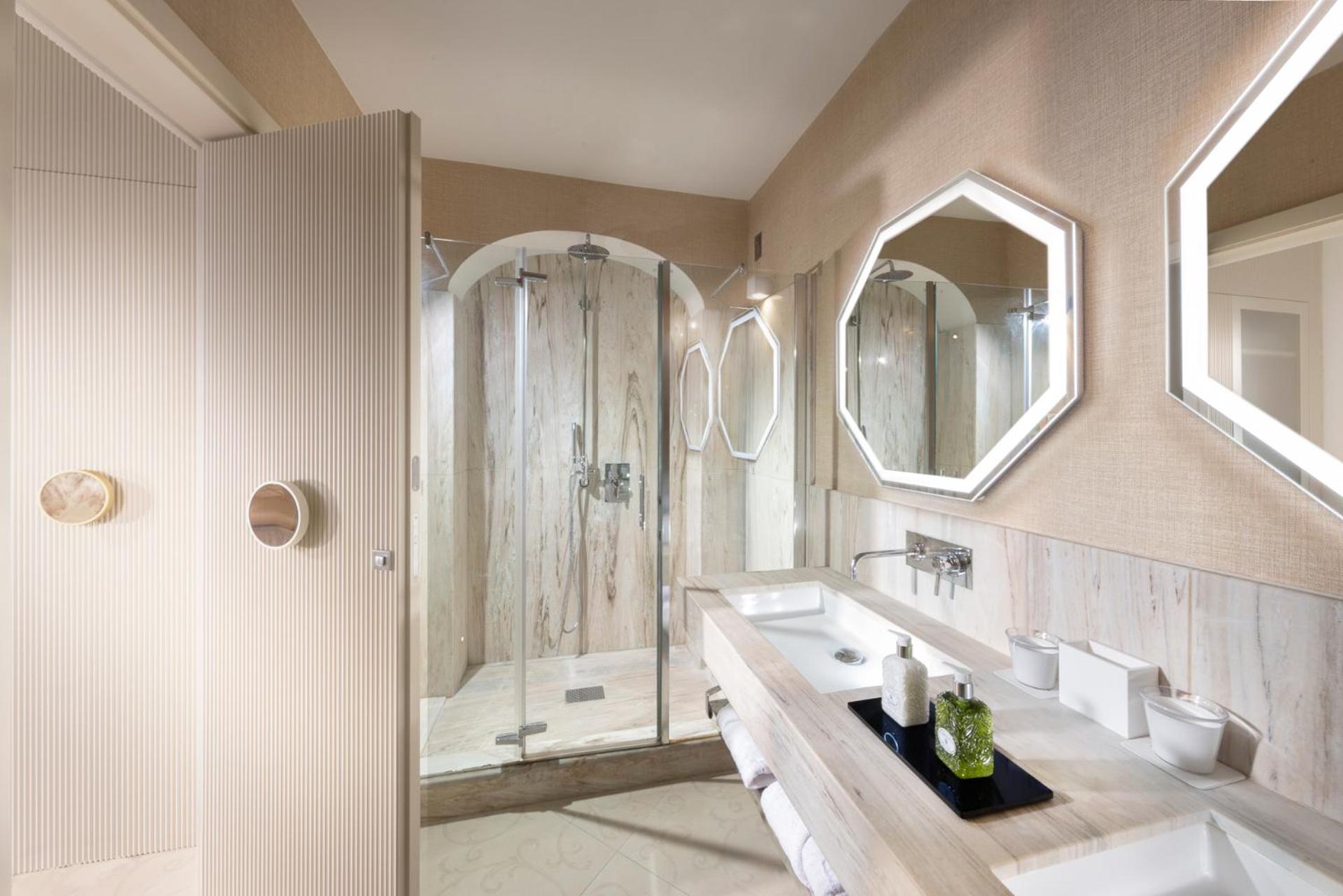 Deluxe Double Room with Sea View - Photo 5