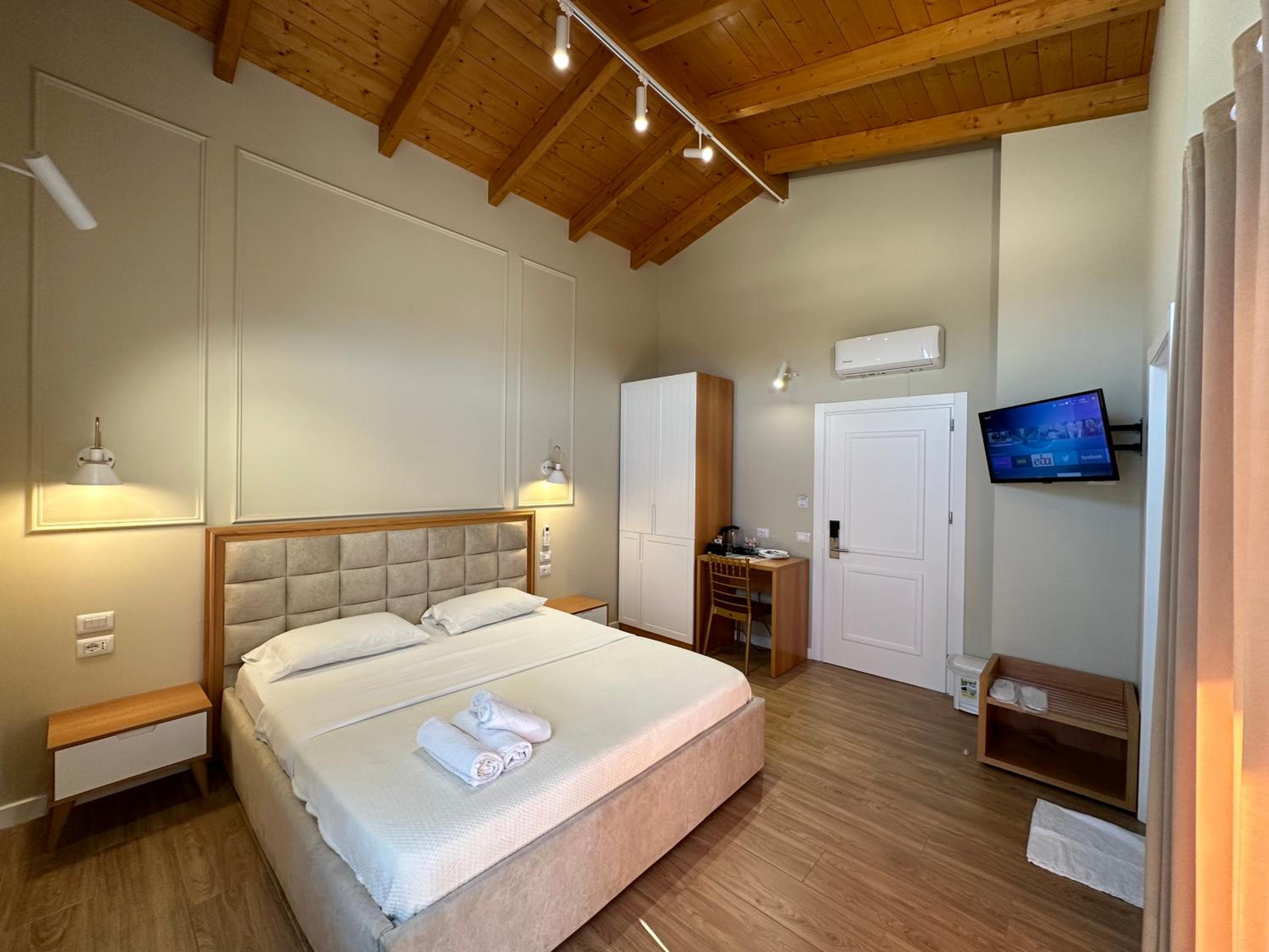 Deluxe Double Room with Balcony and Sea View
