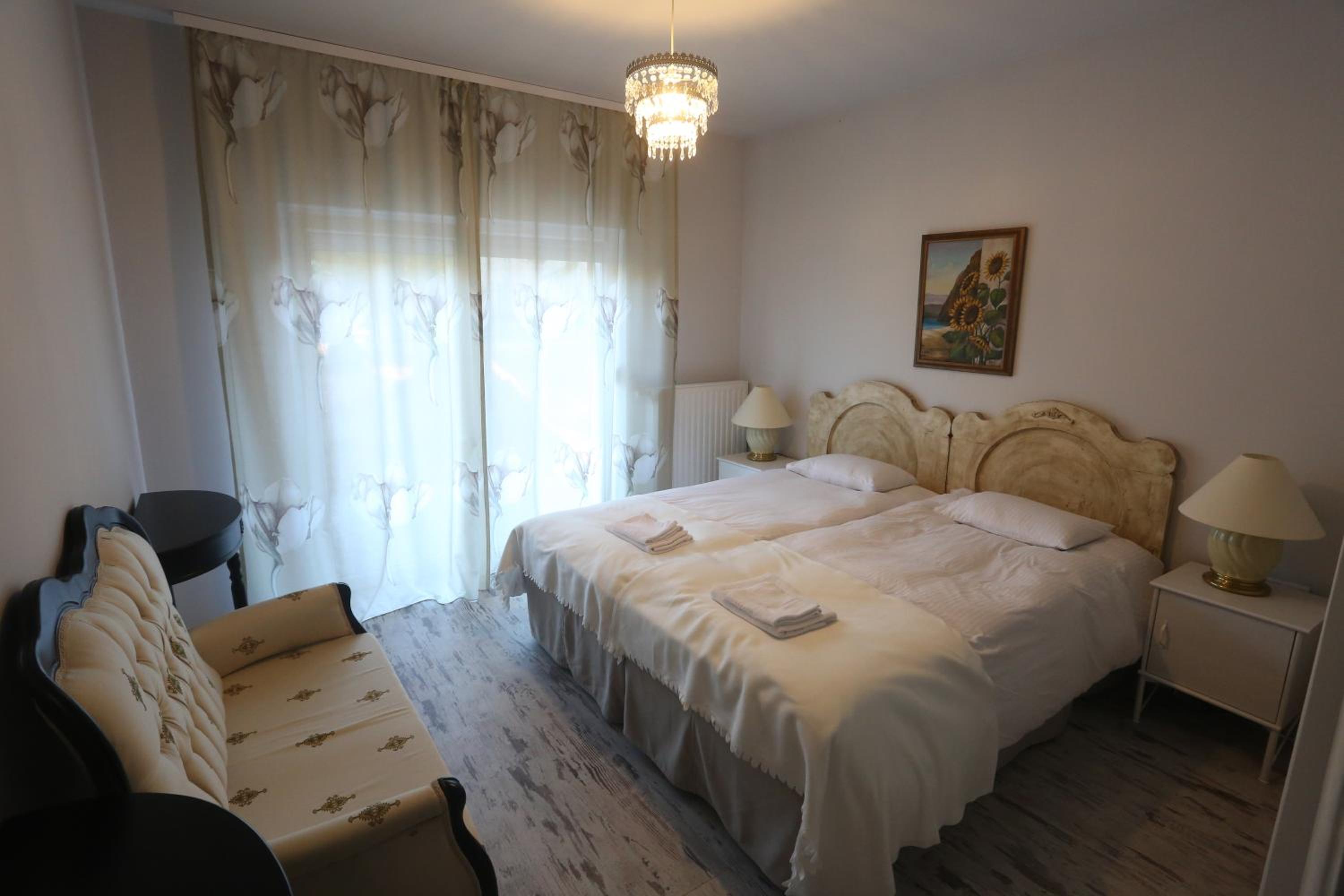 Double Room - Photo 6