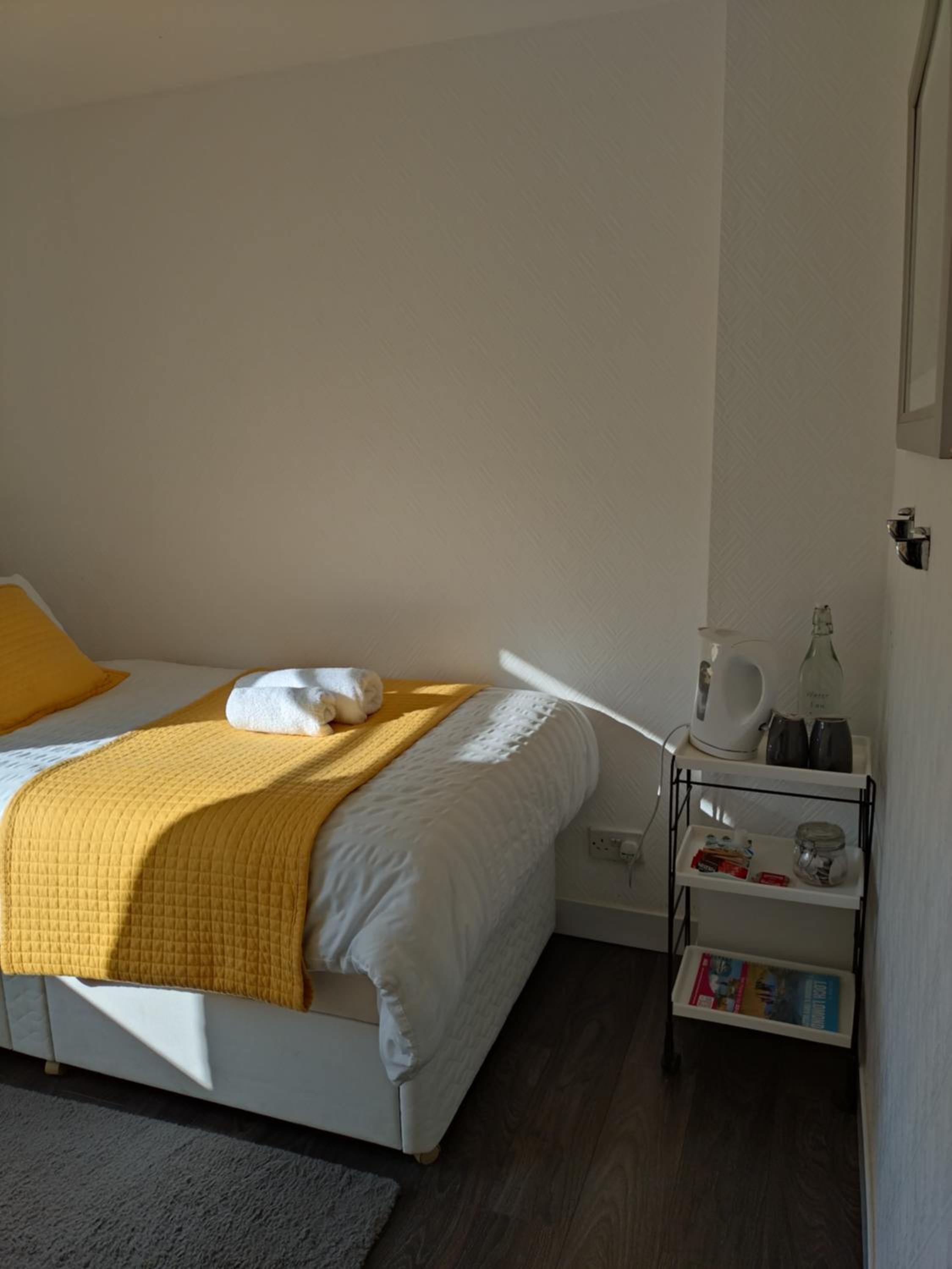Twin Room with Private Bathroom photo 2
