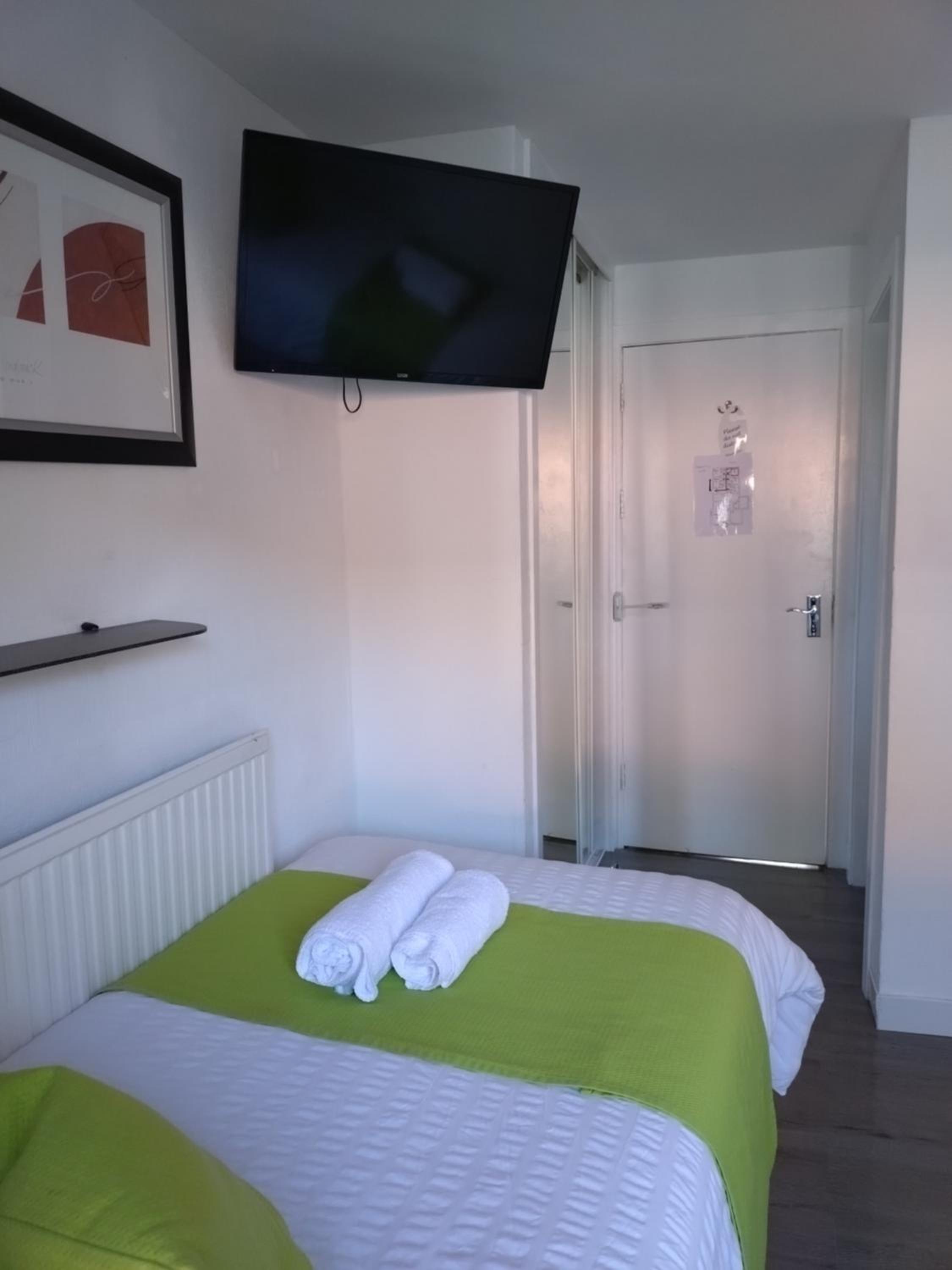 Twin Room with Private Bathroom photo 3