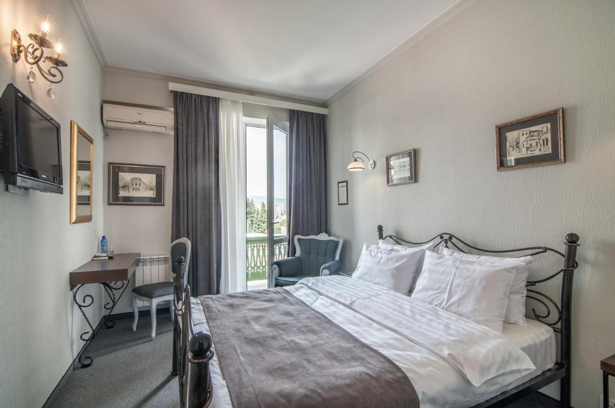 Double Room with Balcony and City View photo 2