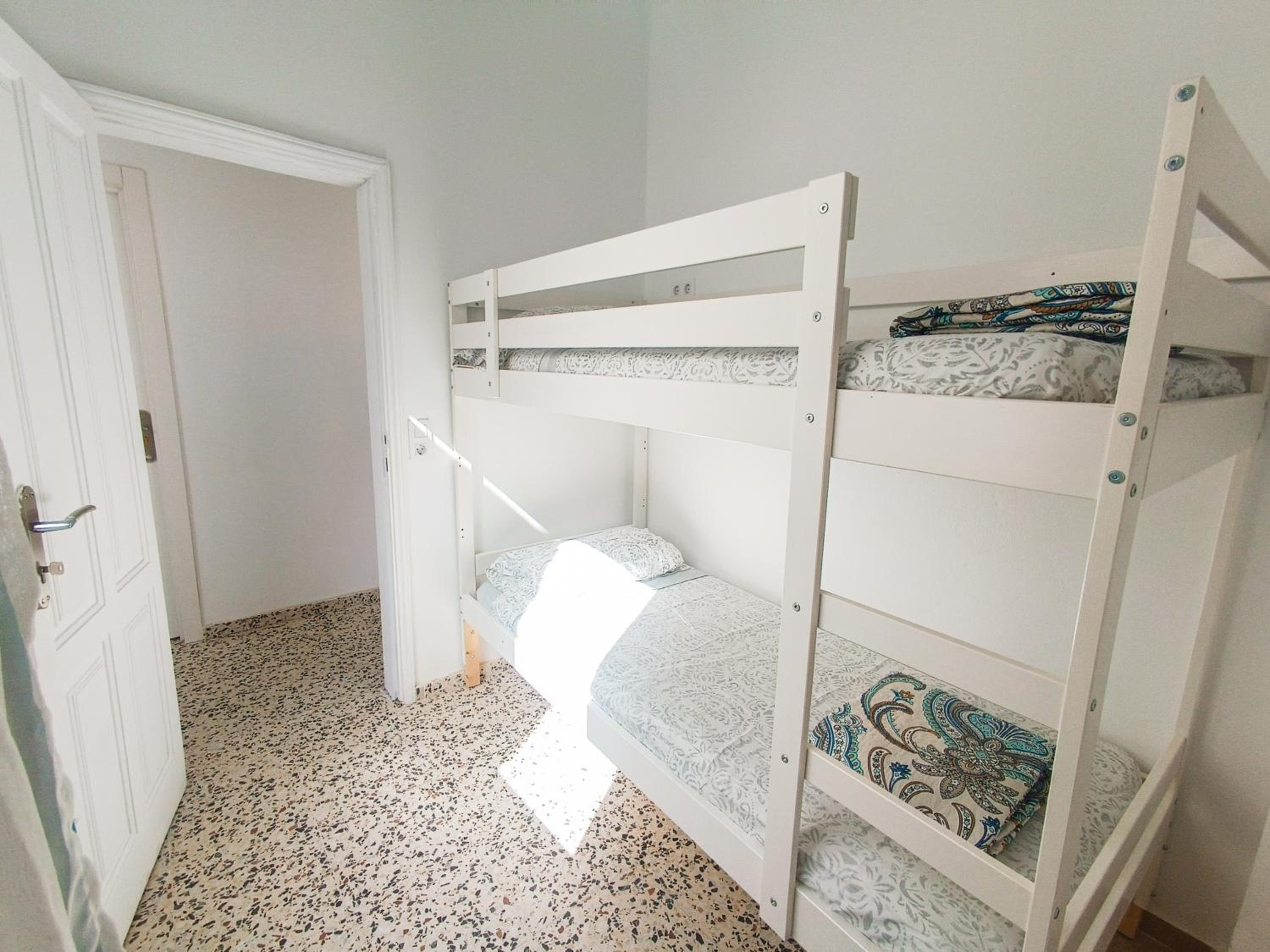 Budget Twin Room - Photo 8