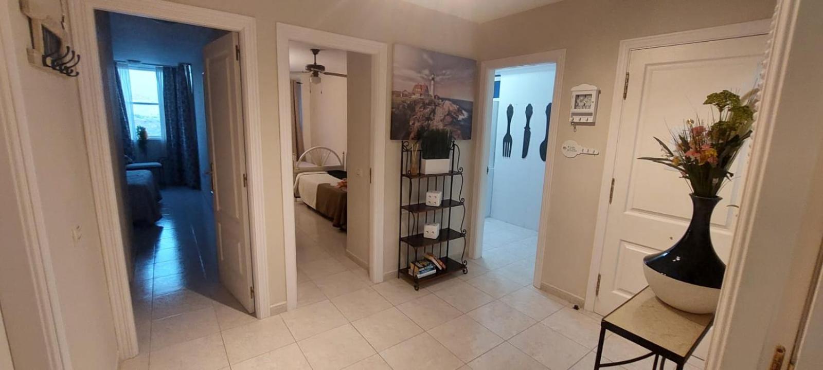 Apartamento de tres habitaciones con balcón