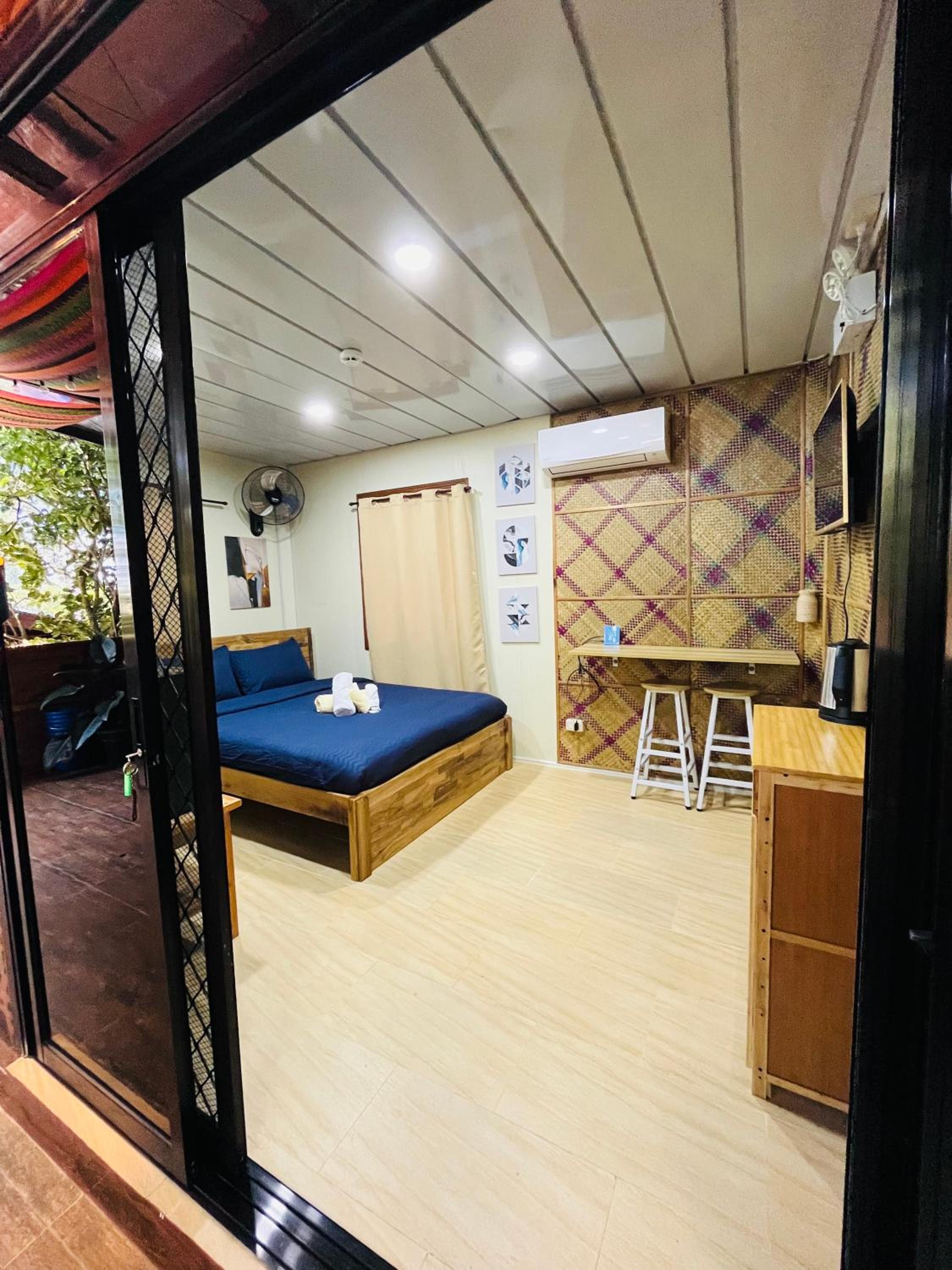 Queen Room with Pool View - Photo 6
