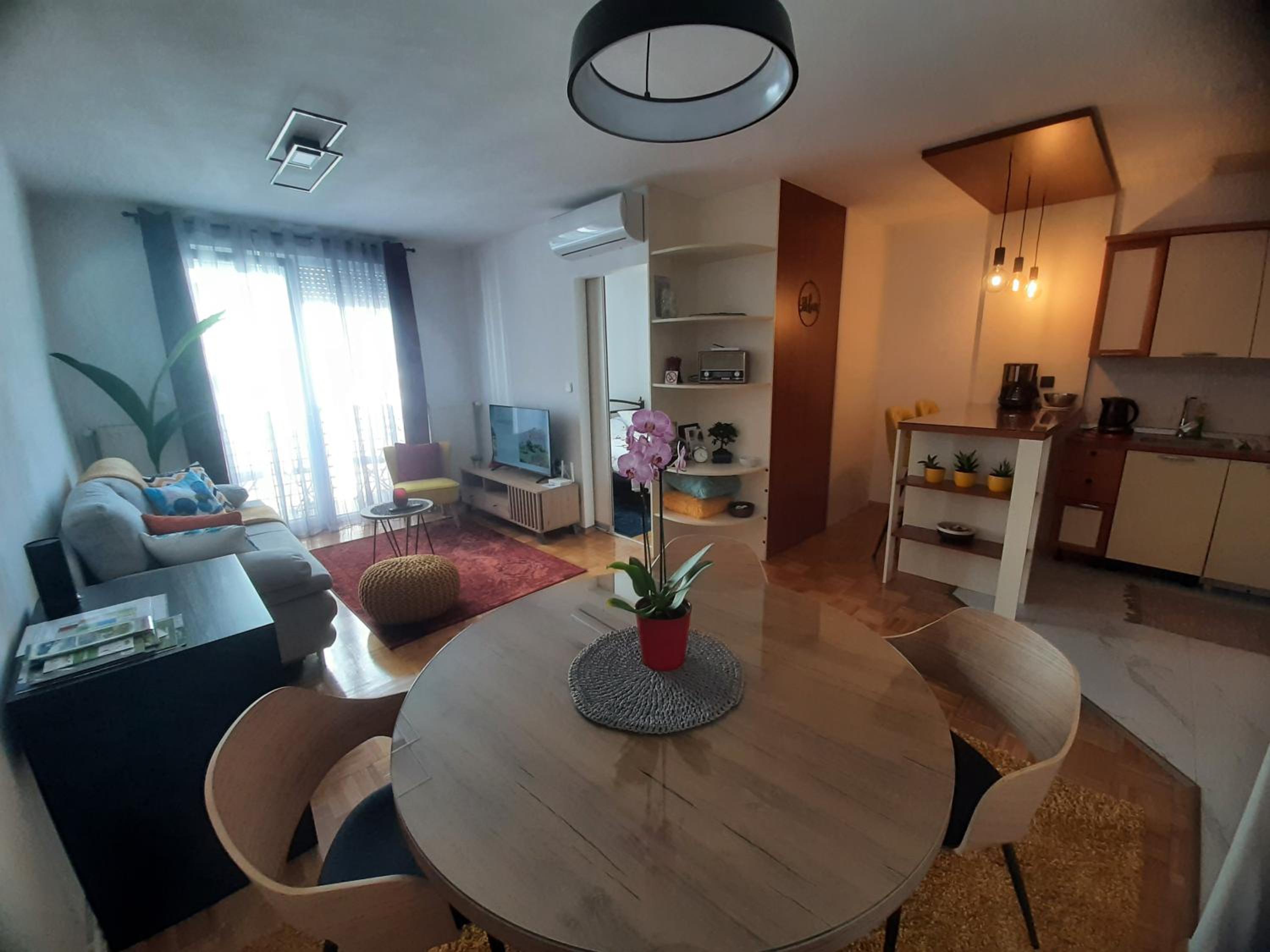 One-Bedroom Apartment photo 1