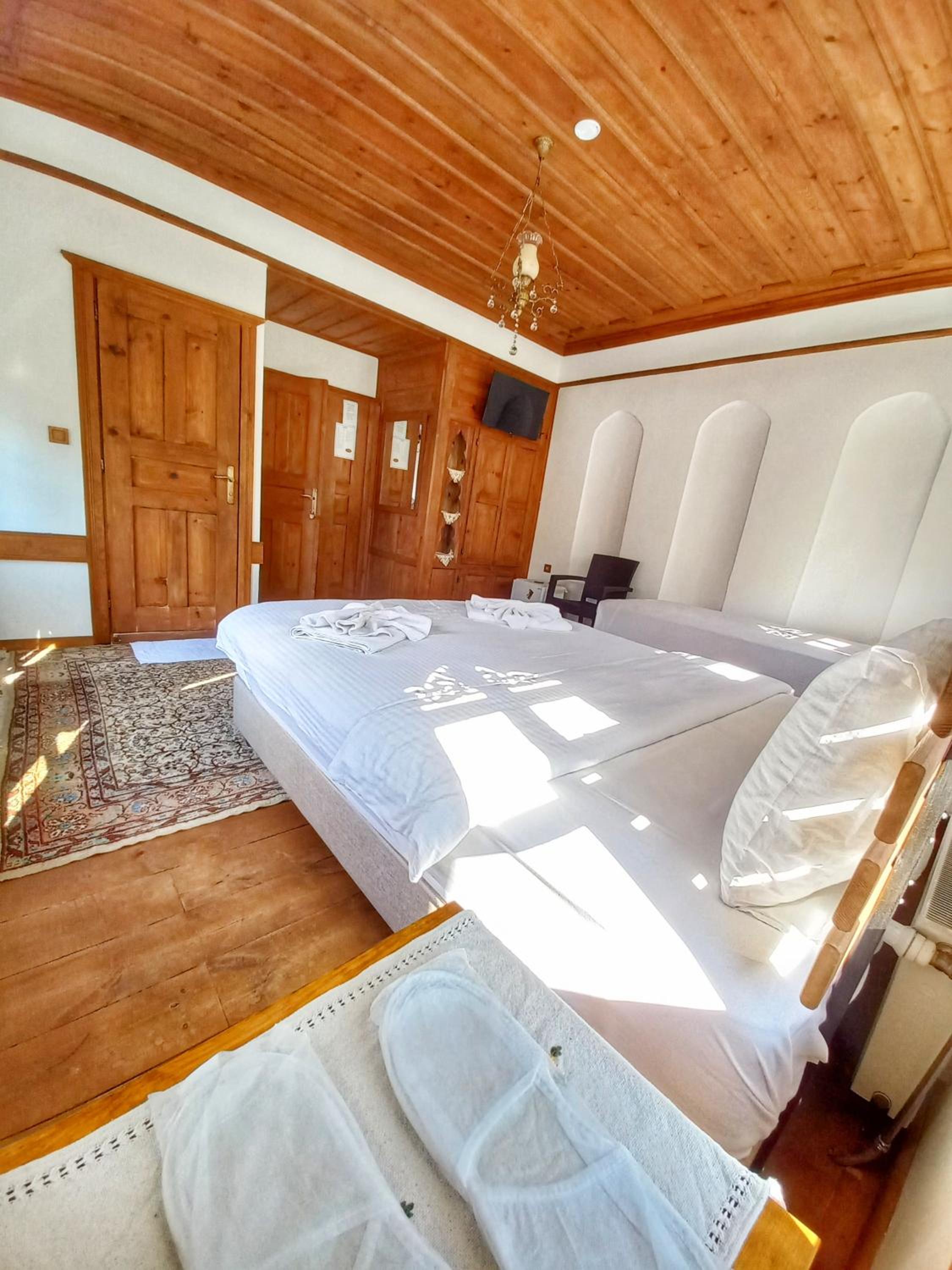 Standard Double Room - Photo 4