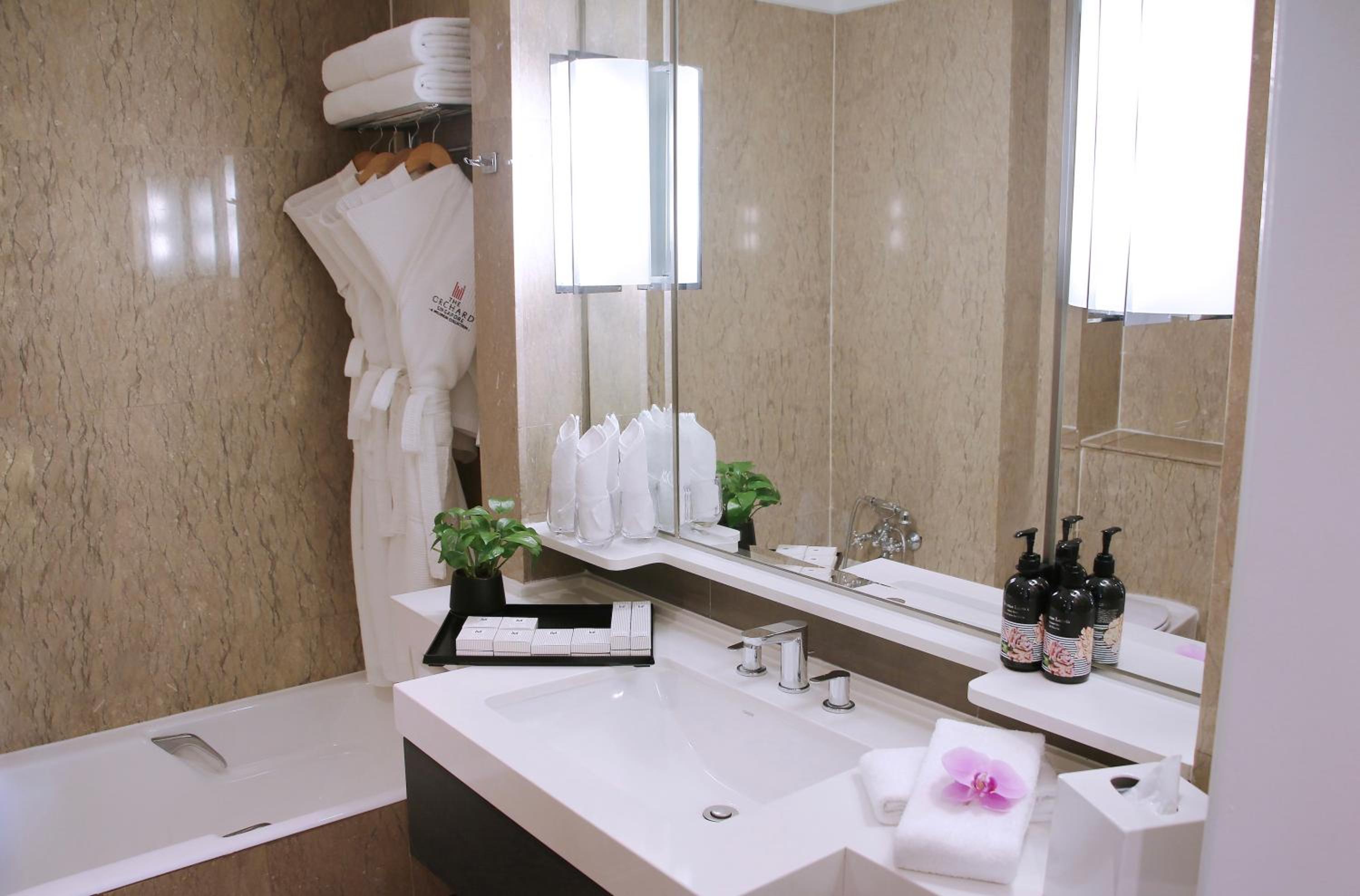 Premier Club Twin Room thumbnail 5
