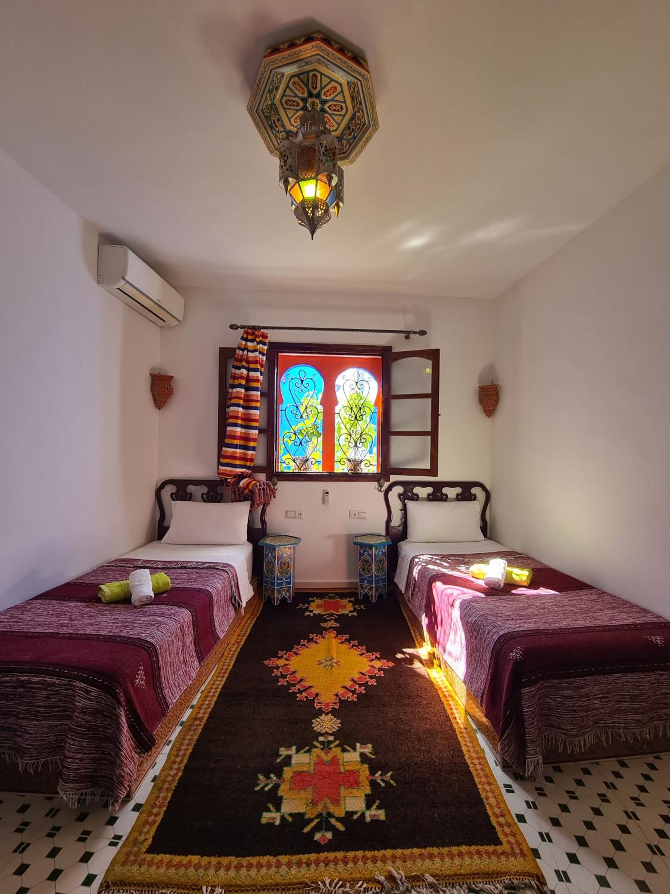 Large Twin Room - Photo 6