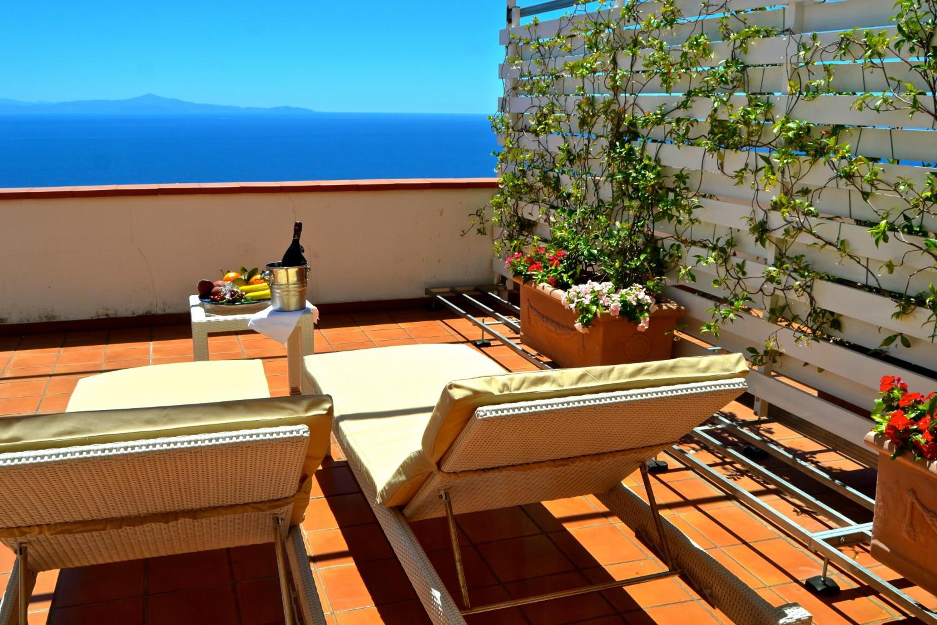 Junior Suite with Terrace and Sea View - Photo 7