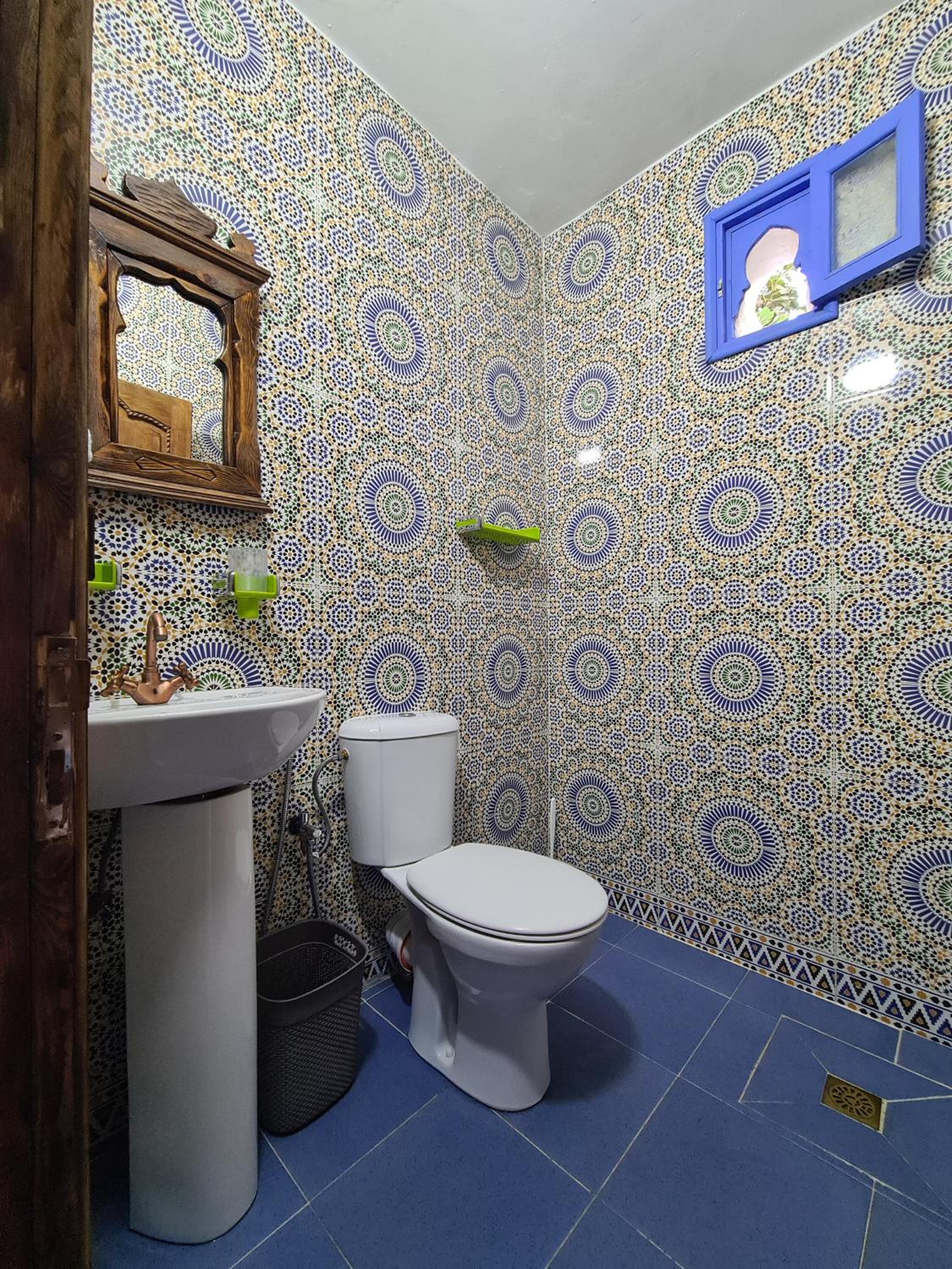Large Twin Room - Photo 9