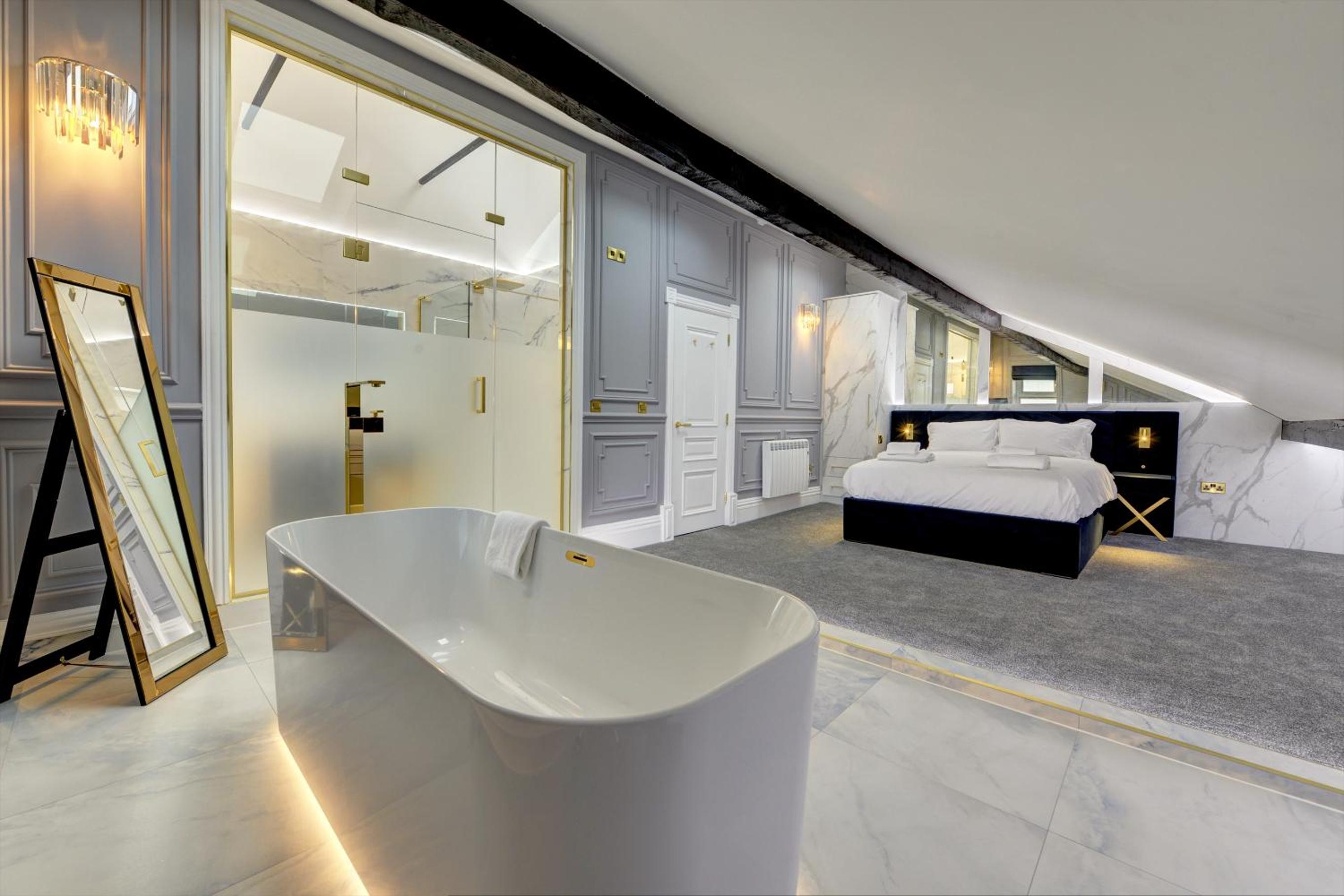 One-Bedroom Deluxe Apartment