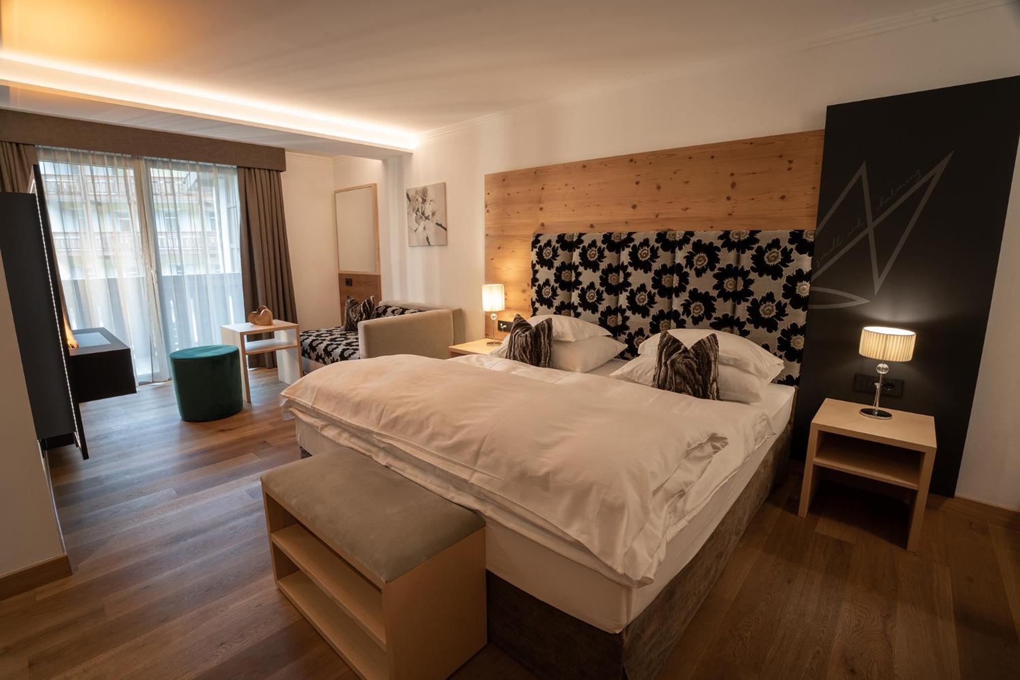 Deluxe Double Room with Balcony - Photo 3