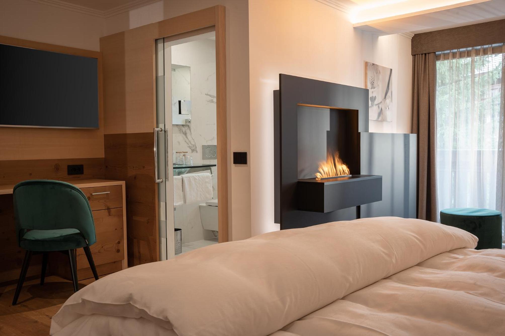 Deluxe Double Room with Balcony - Photo 4
