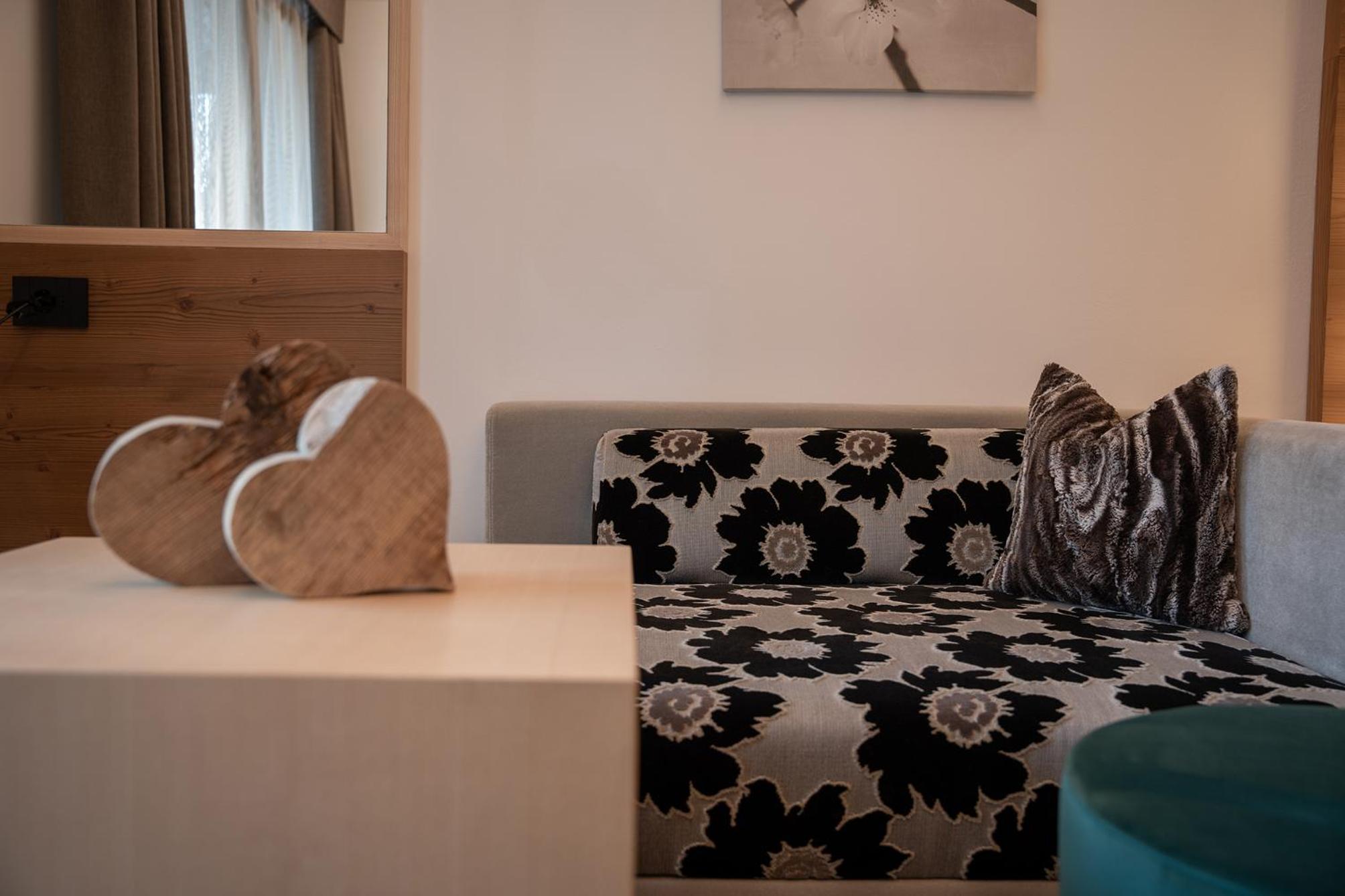 Deluxe Double Room with Balcony - Photo 5