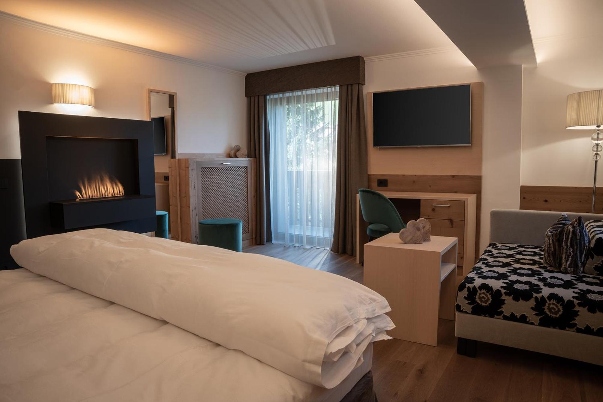 Deluxe Double Room with Balcony - Photo 6
