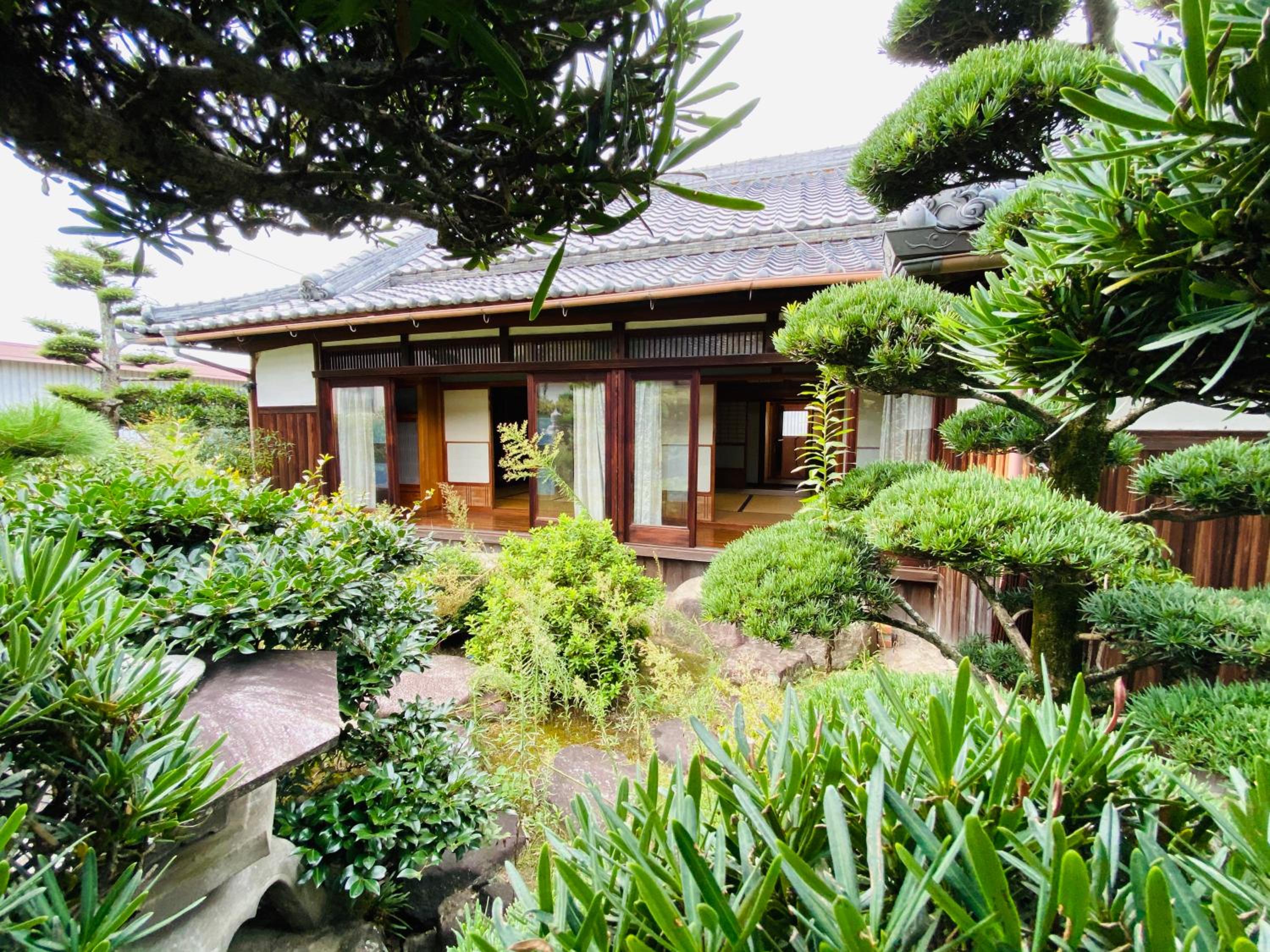 Three-Bedroom House photo 3