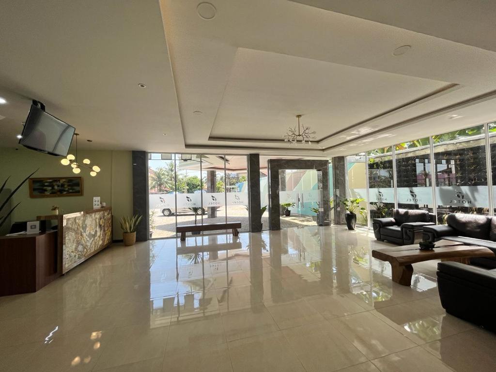 Deluxe King Room - Photo 2