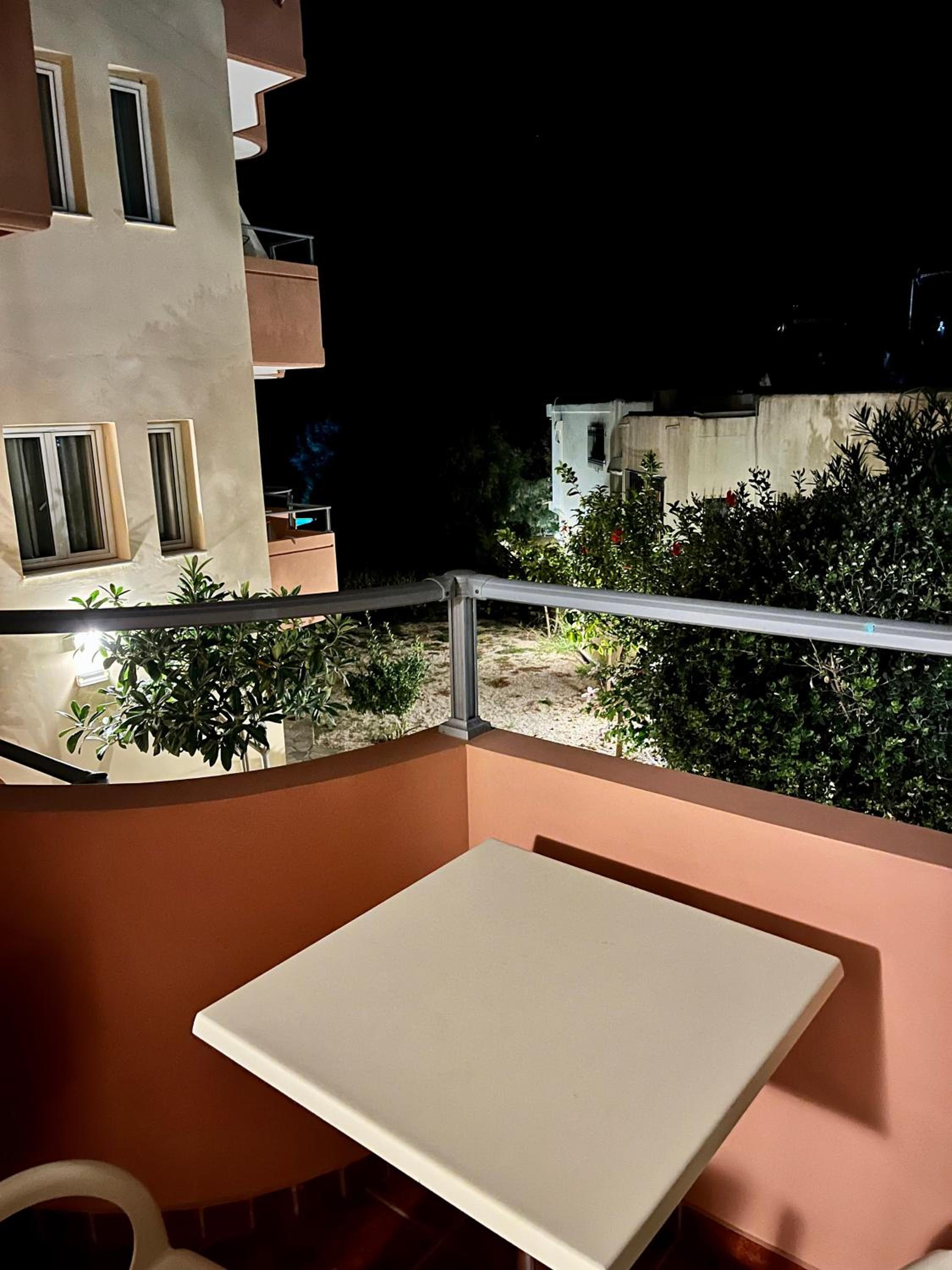 Studio with Partial Sea View - Photo 4