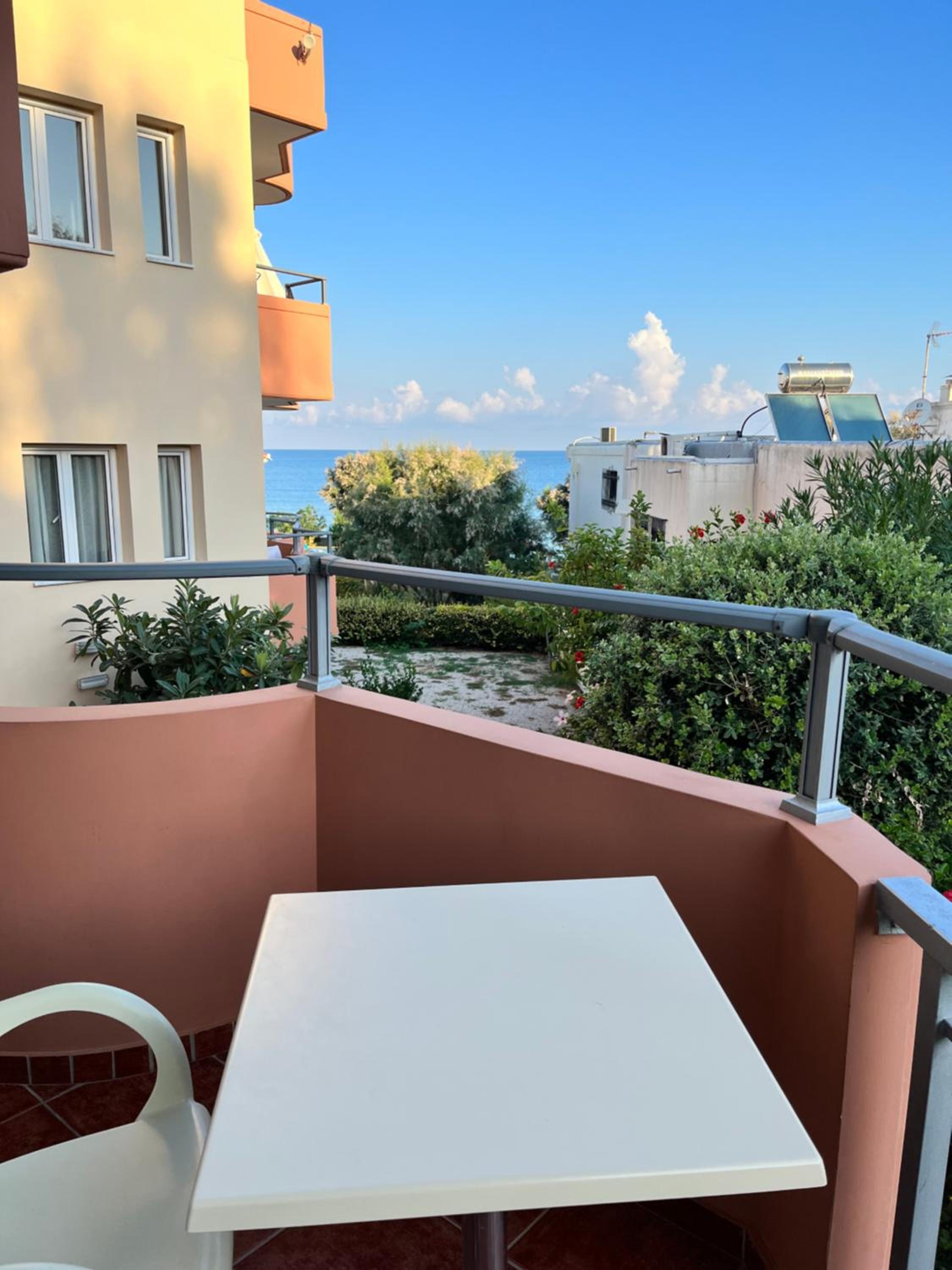 Studio with Partial Sea View - Photo 3