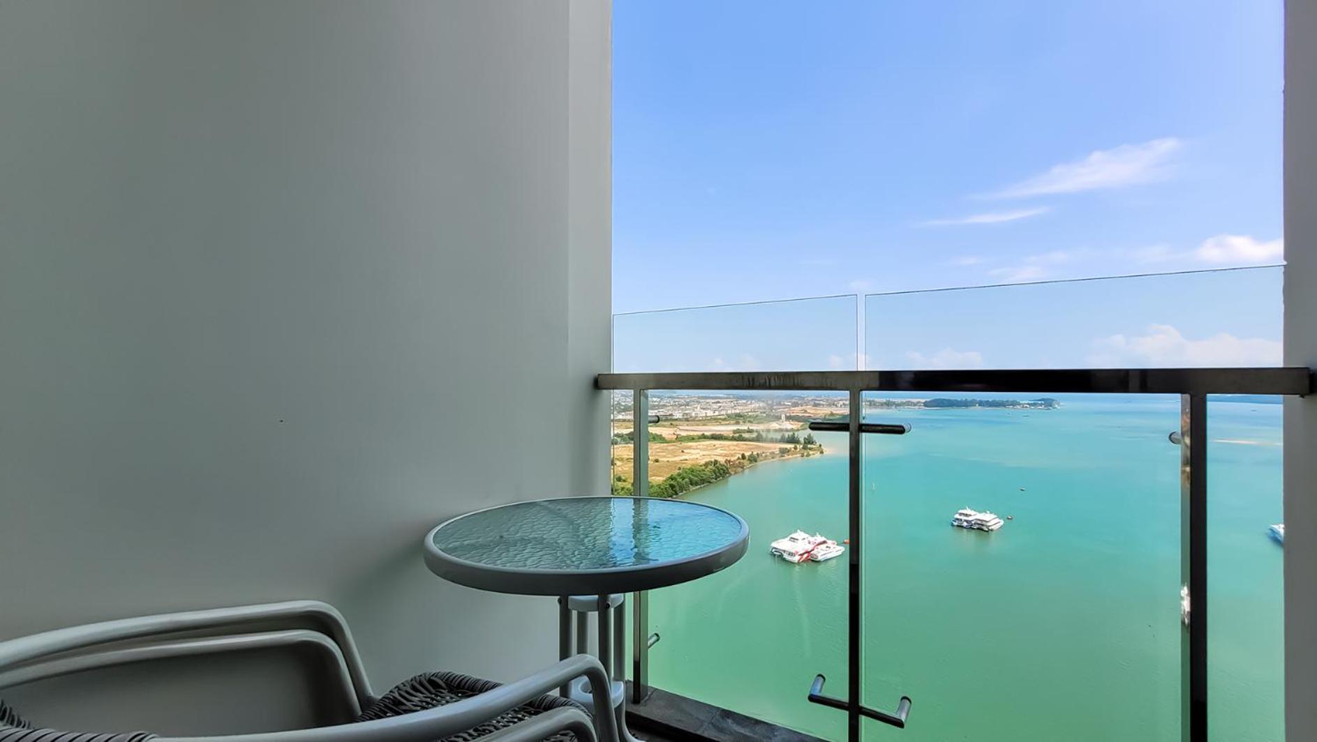 Deluxe Suite with Sea View - Photo 2
