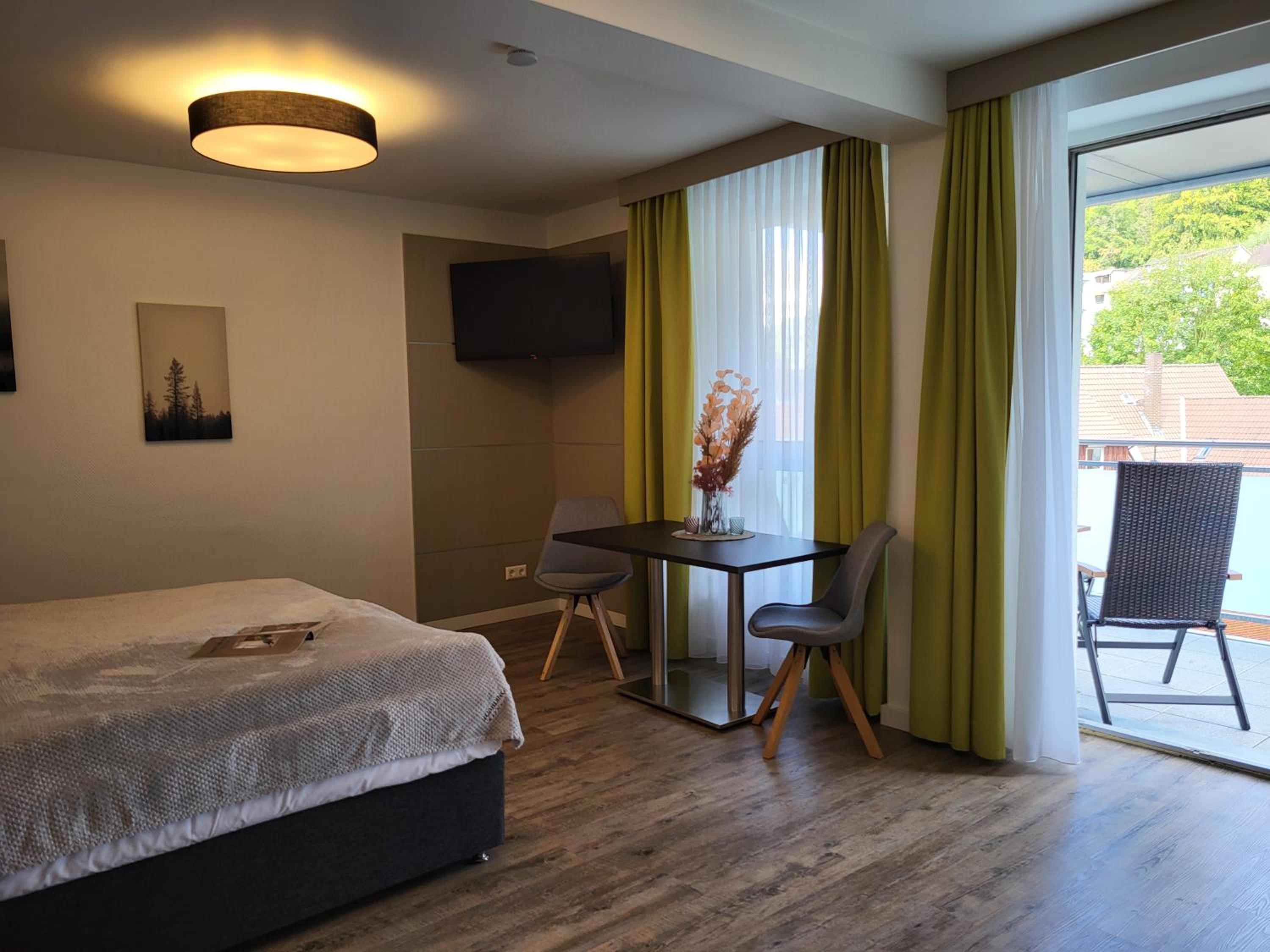 Junior Suite - Disability Access with Balcony - Photo 1