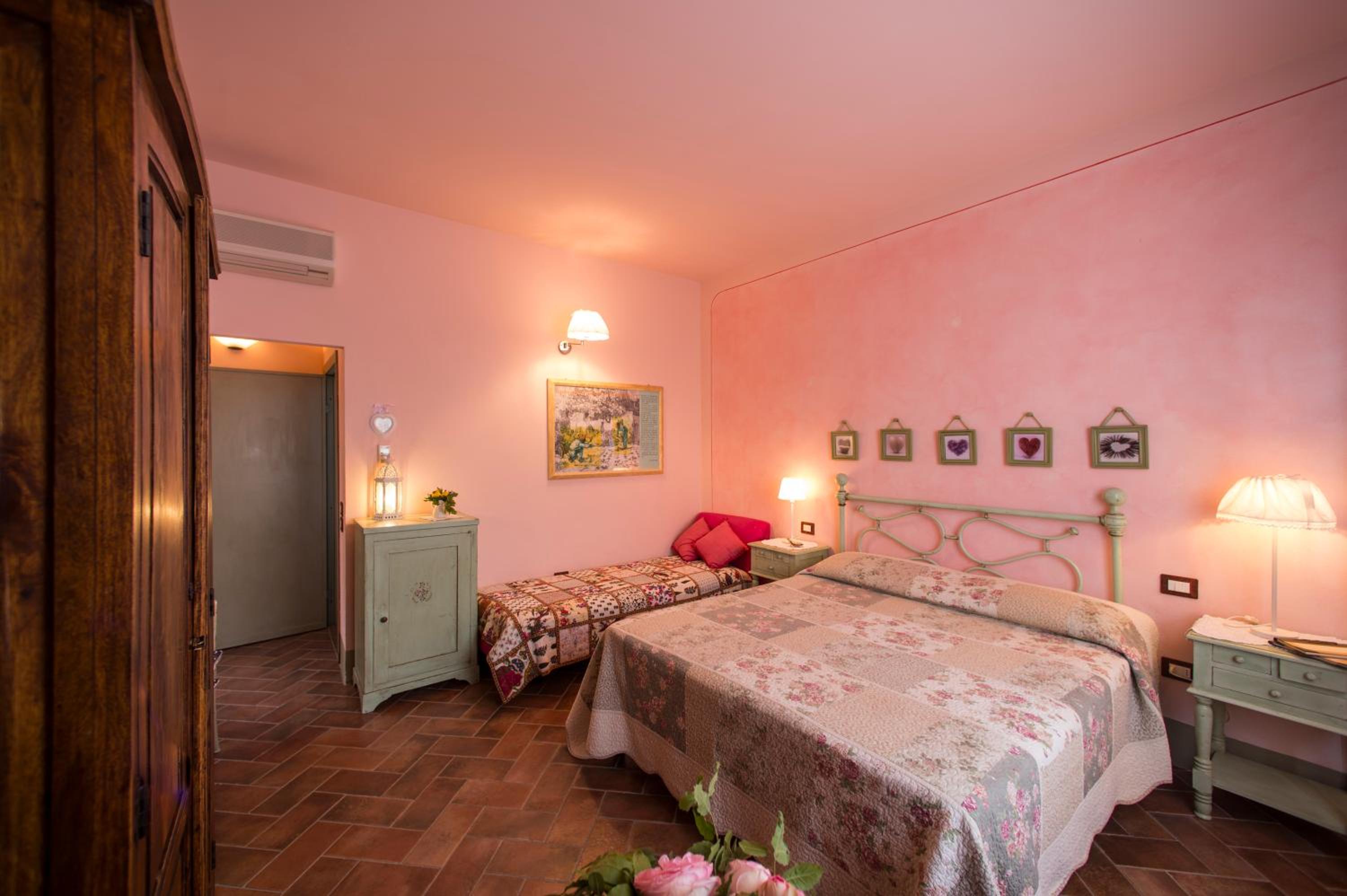 Queen Room photo 2