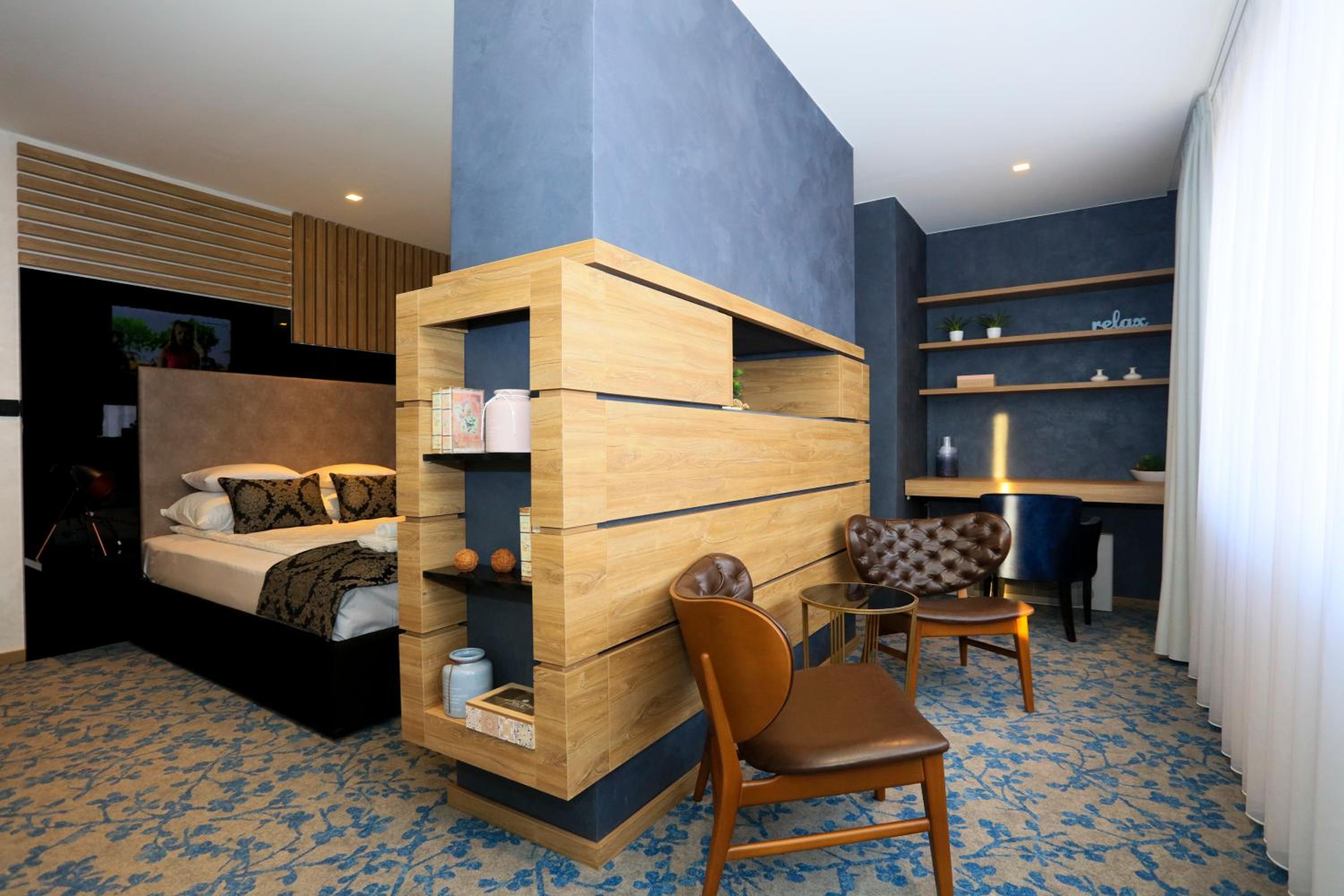 Superior King Room photo 2