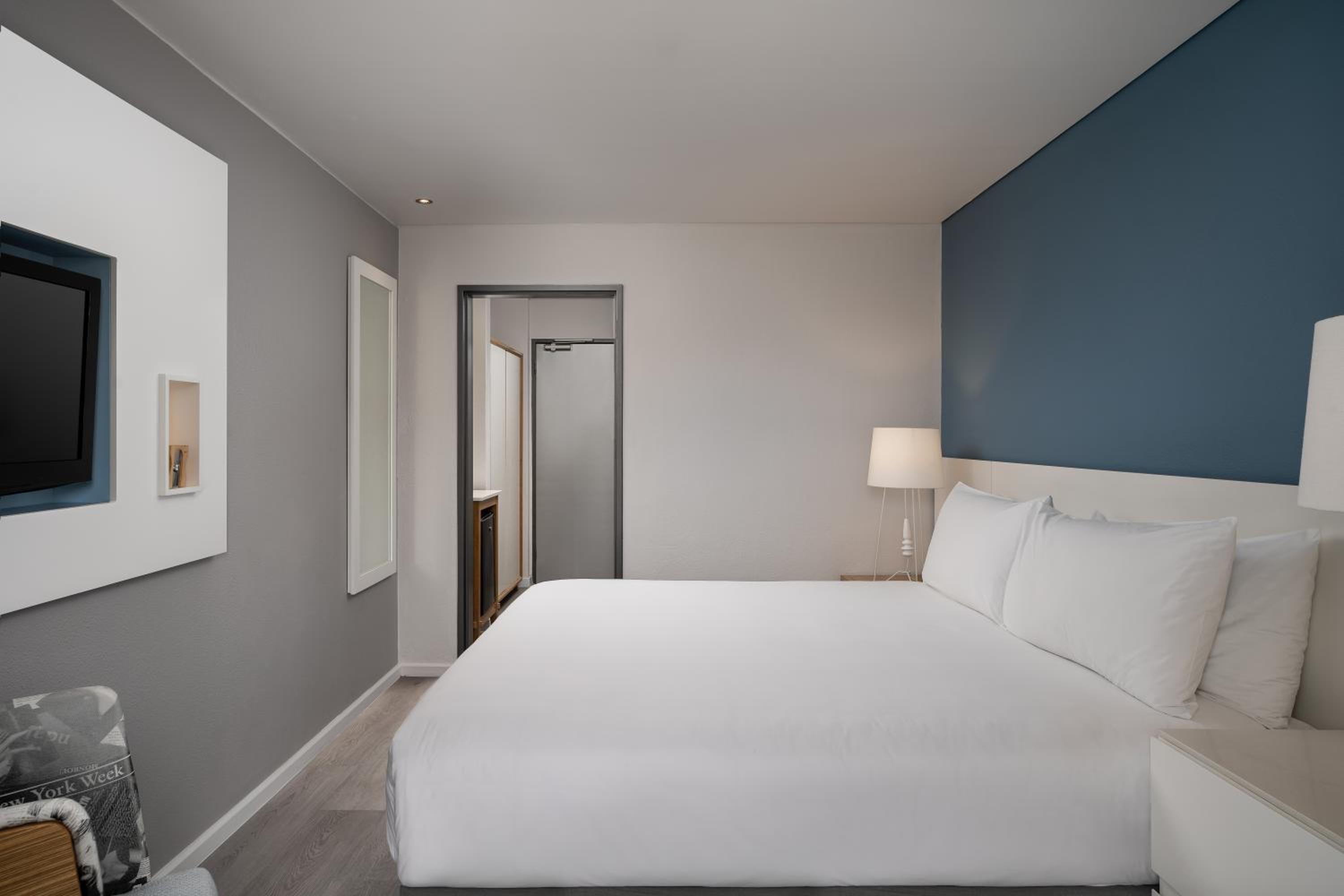 Guest room, 1 King, Balcony - Photo 6